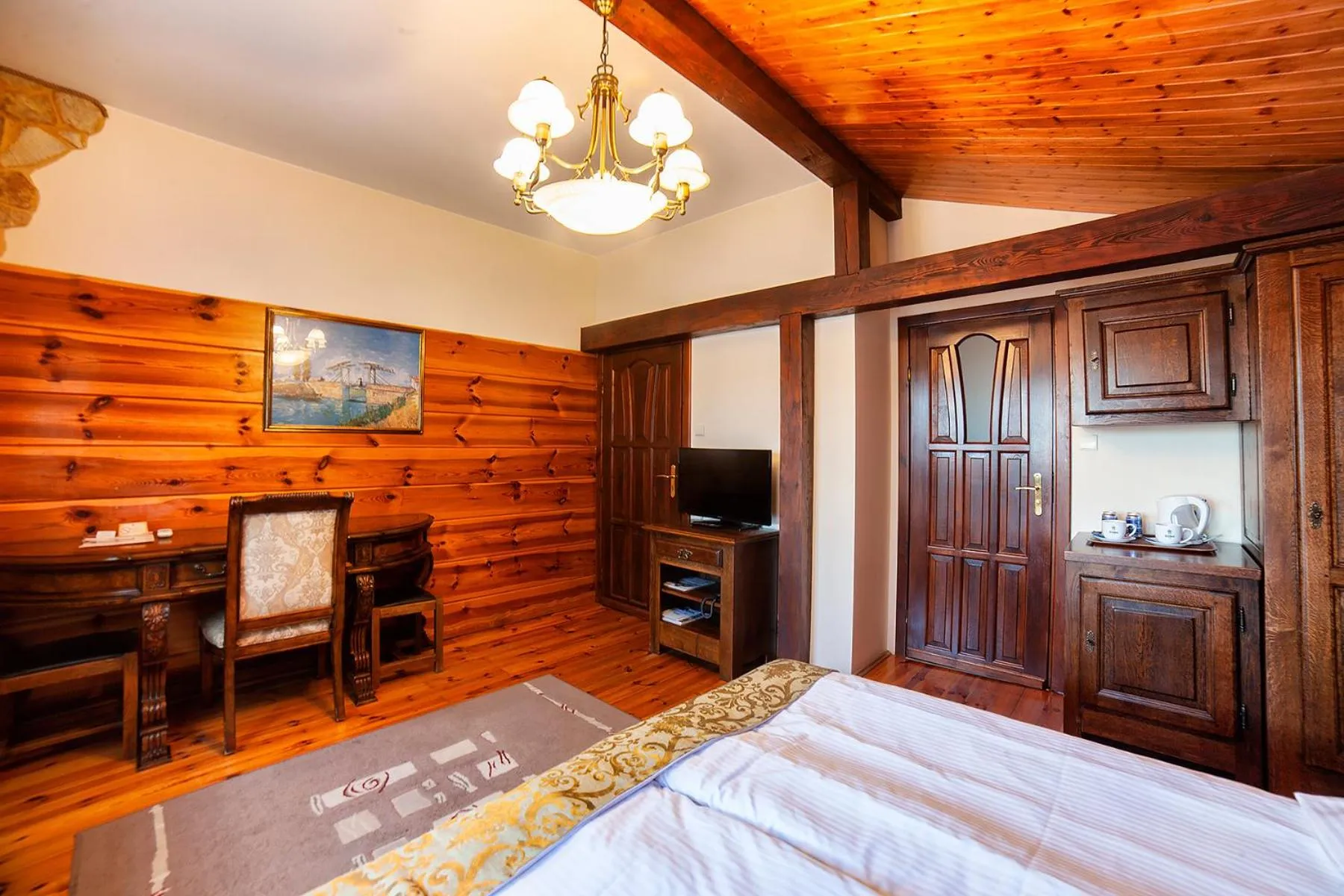 TV and multimedia, Bed in Hotel Dworek Wapionka