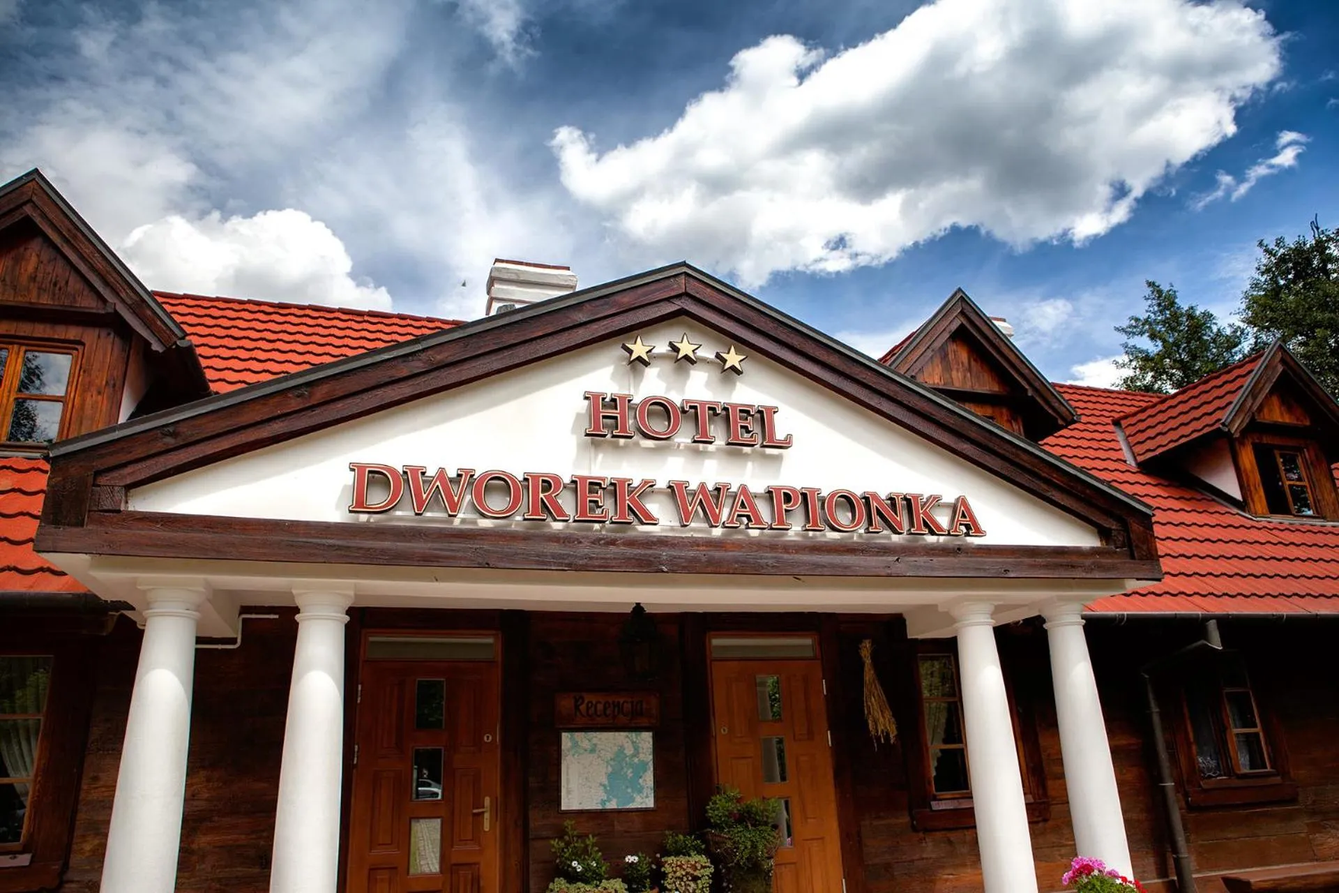 Property building in Hotel Dworek Wapionka