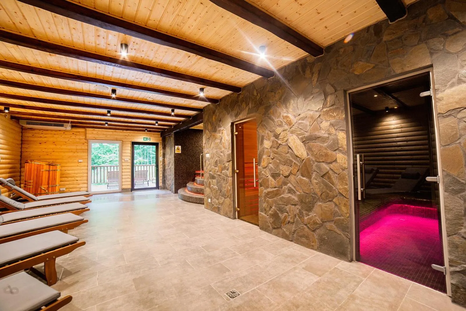 Hot Tub in Hotel Dworek Wapionka