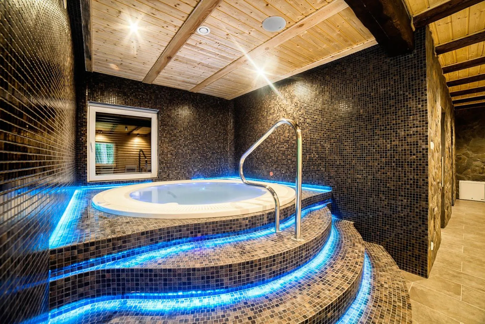 Hot Tub in Hotel Dworek Wapionka