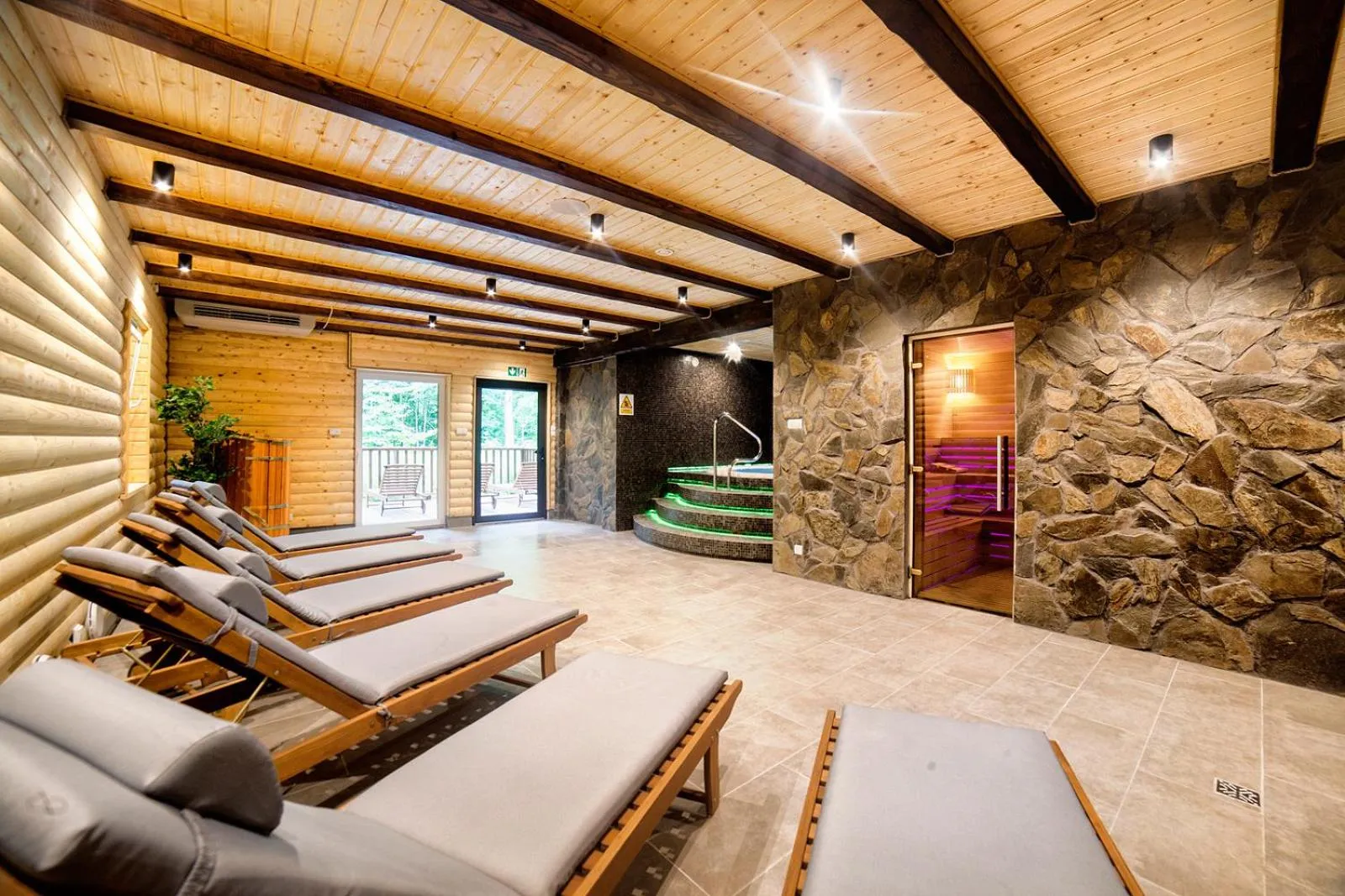 Hot Tub in Hotel Dworek Wapionka