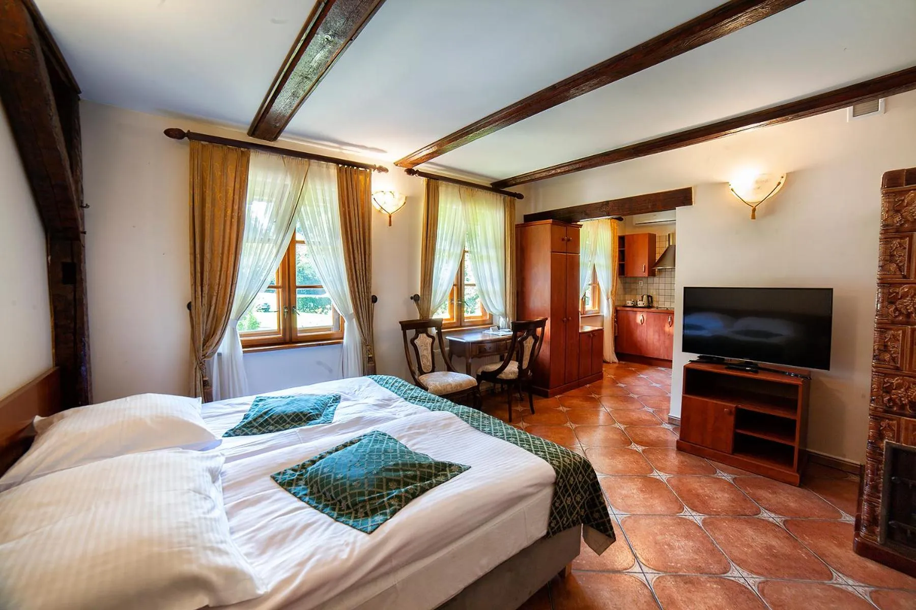 TV and multimedia, Bed in Hotel Dworek Wapionka