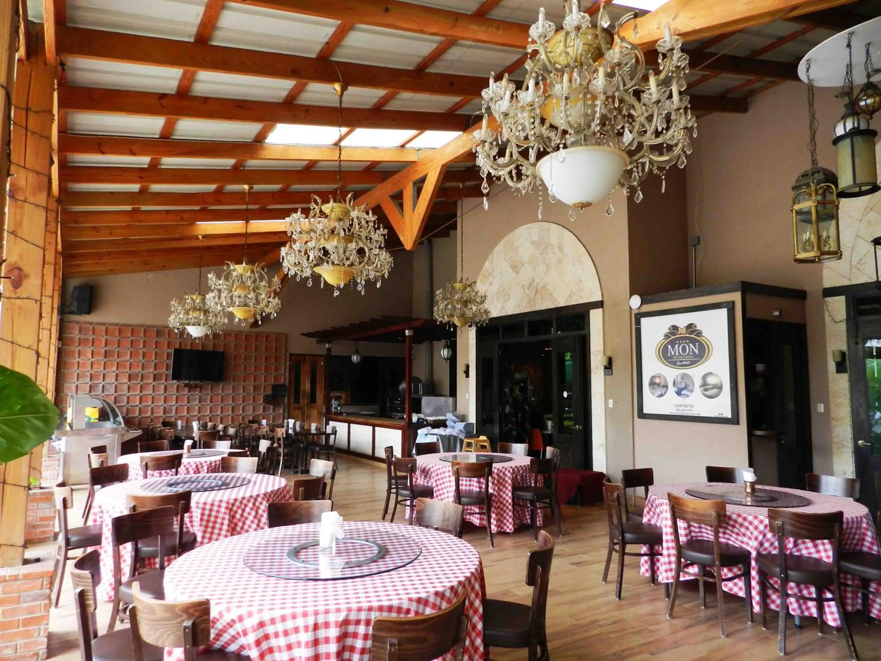 Restaurant/places to eat in MON Hotel Boutique