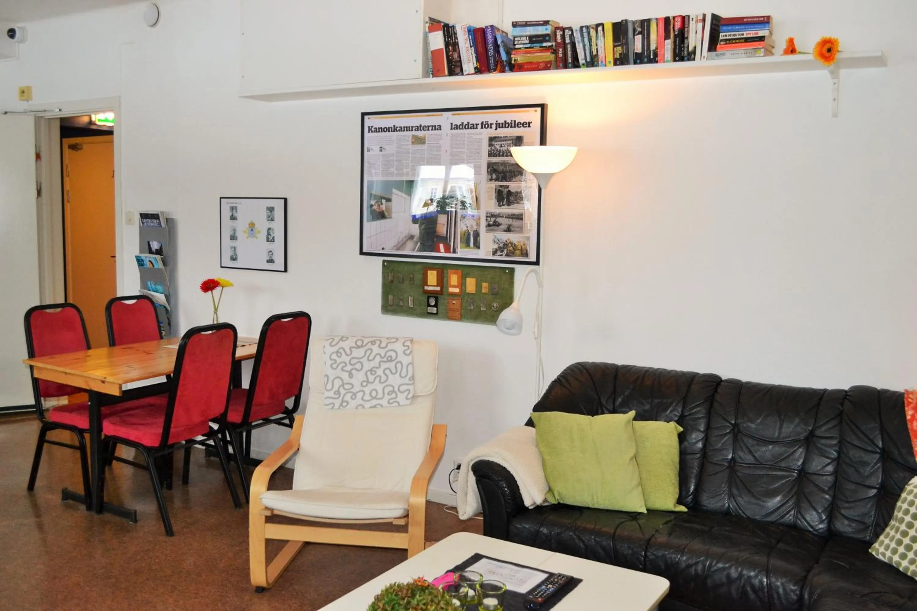 Communal lounge/ TV room in Södra Bergets Vandrarhem