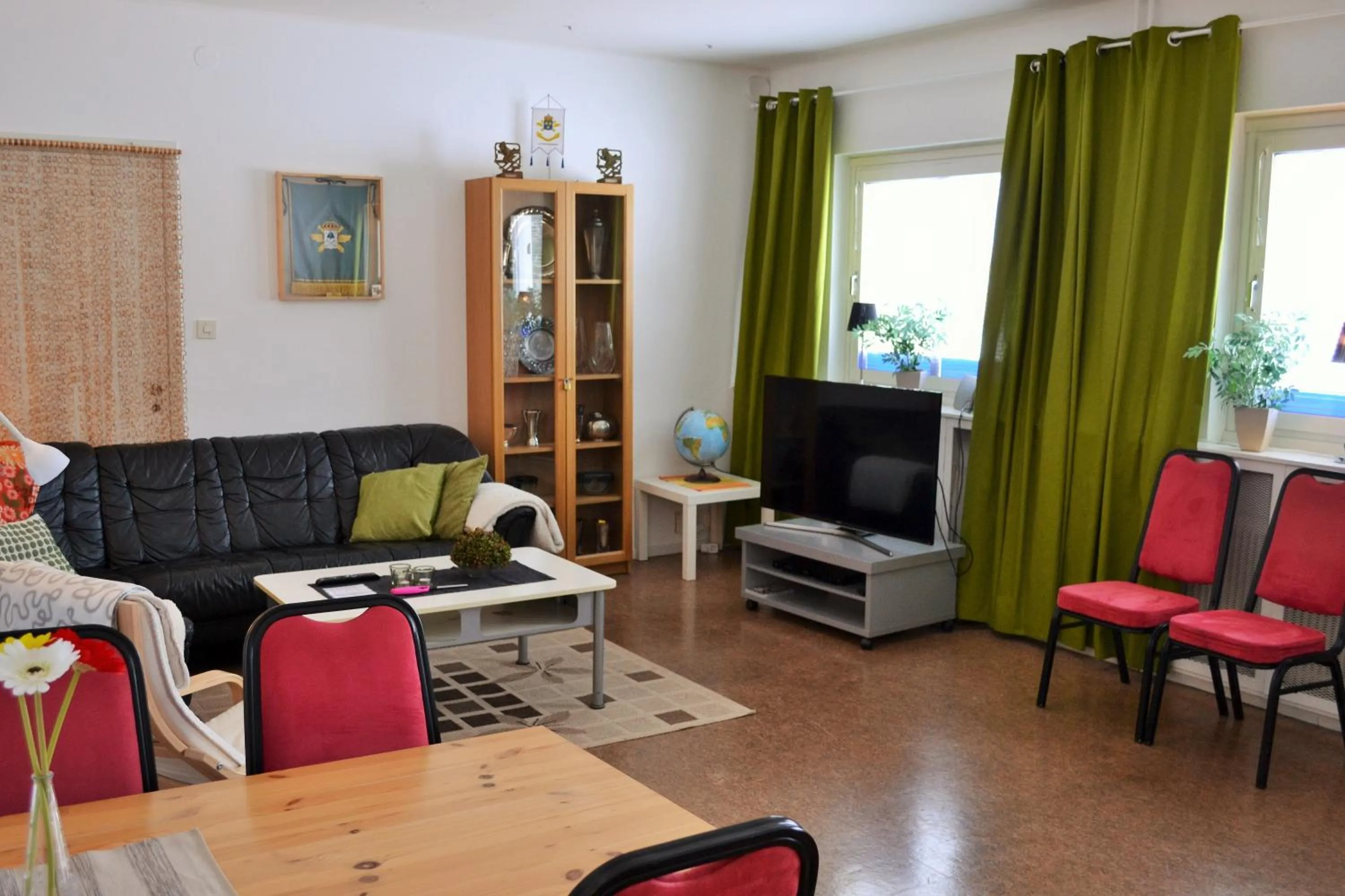 Communal lounge/ TV room in Södra Bergets Vandrarhem