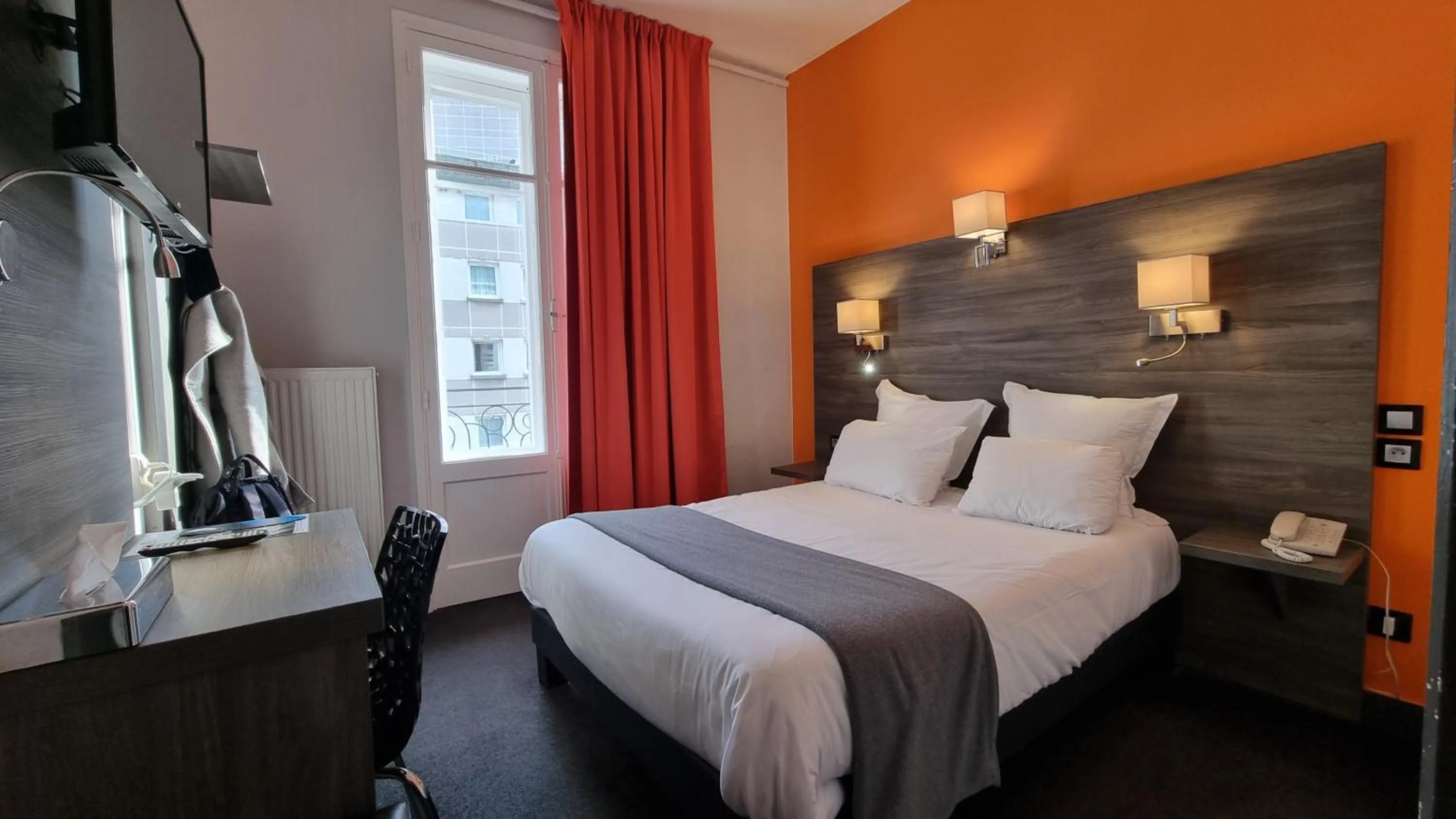 Photo of the whole room, Bed in Hotel Actuel Chambéry Centre Gare