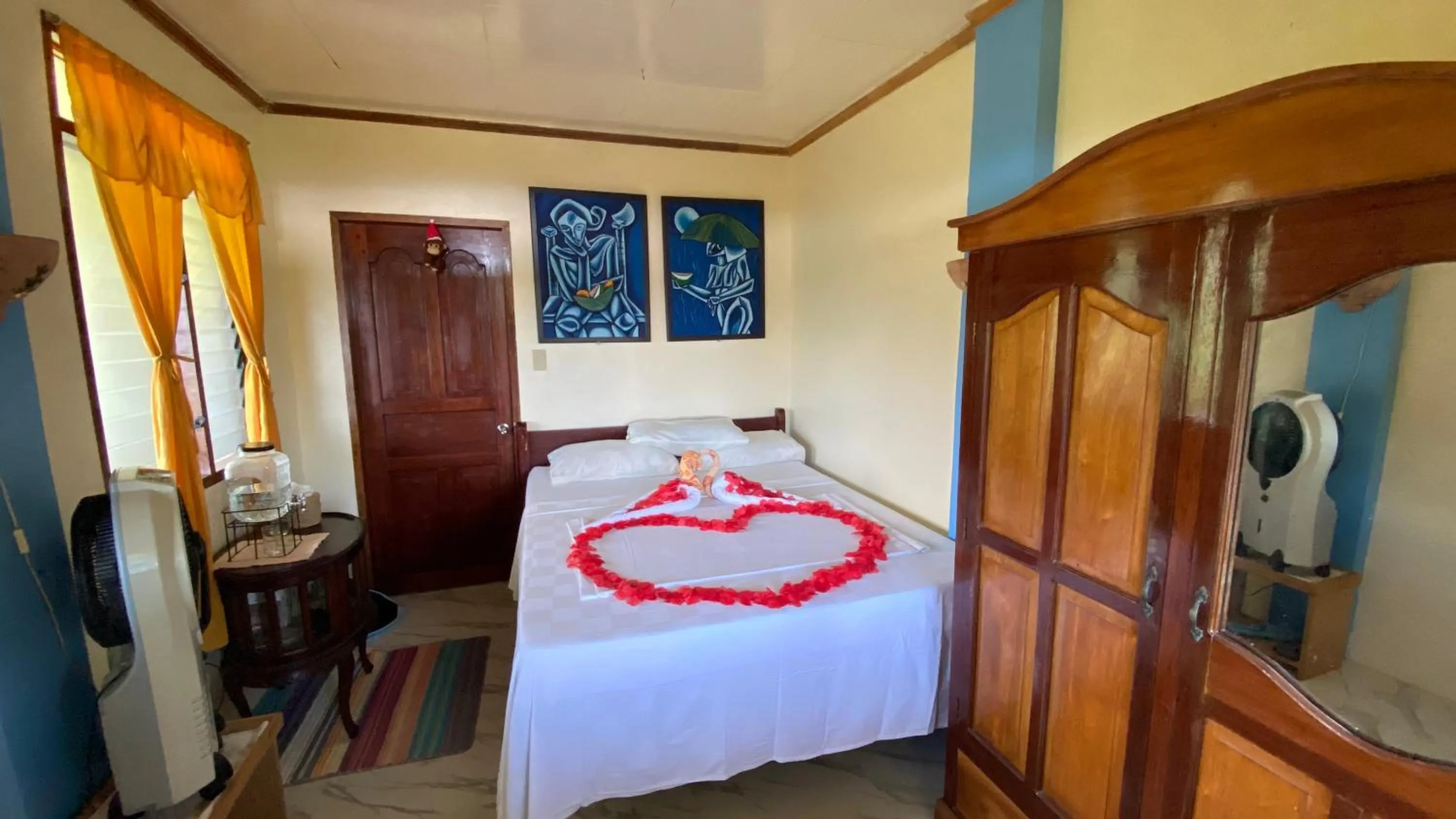 Photo of the whole room, Bed in Santa Claus Hilltop