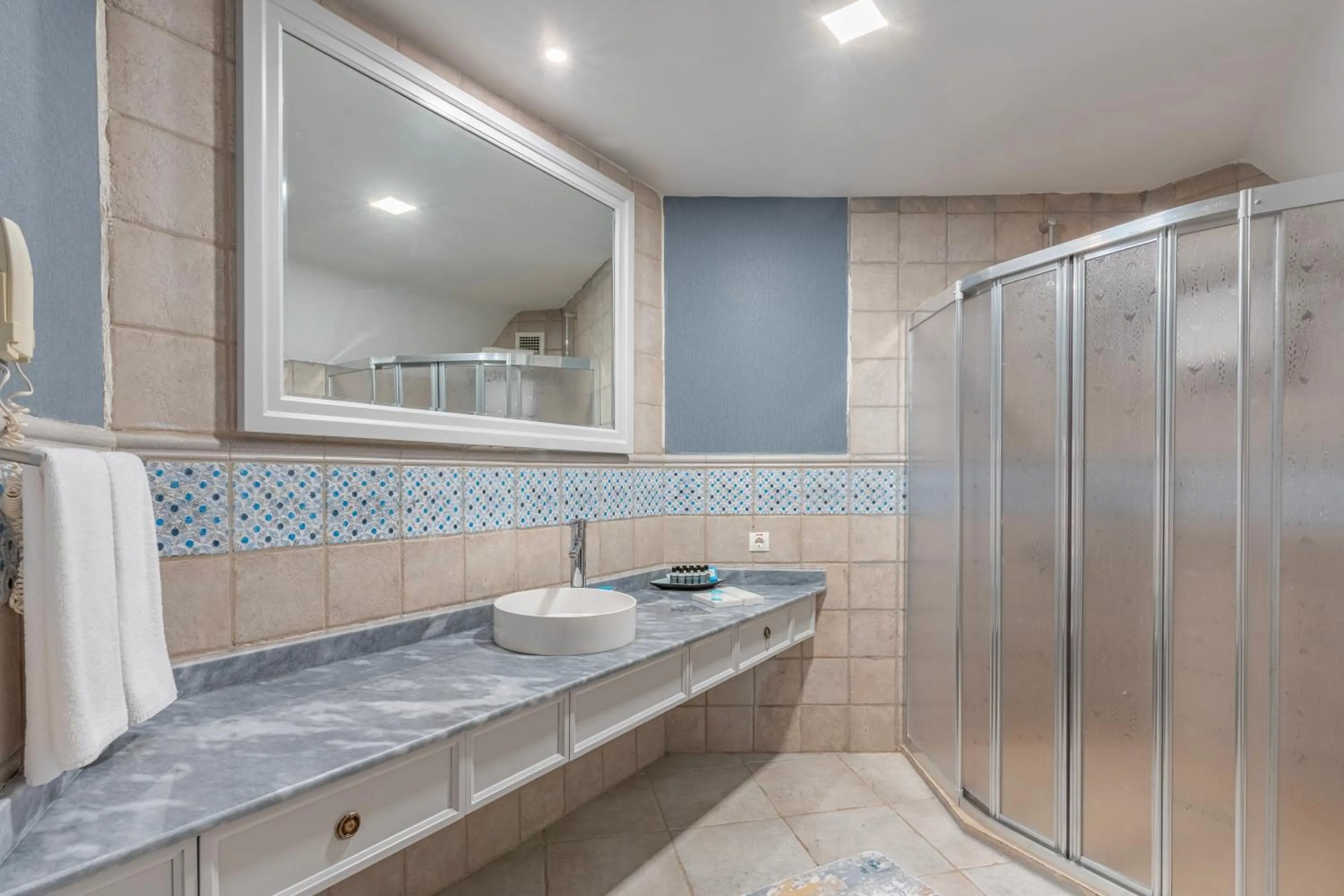 Shower in Mirada Del Lago