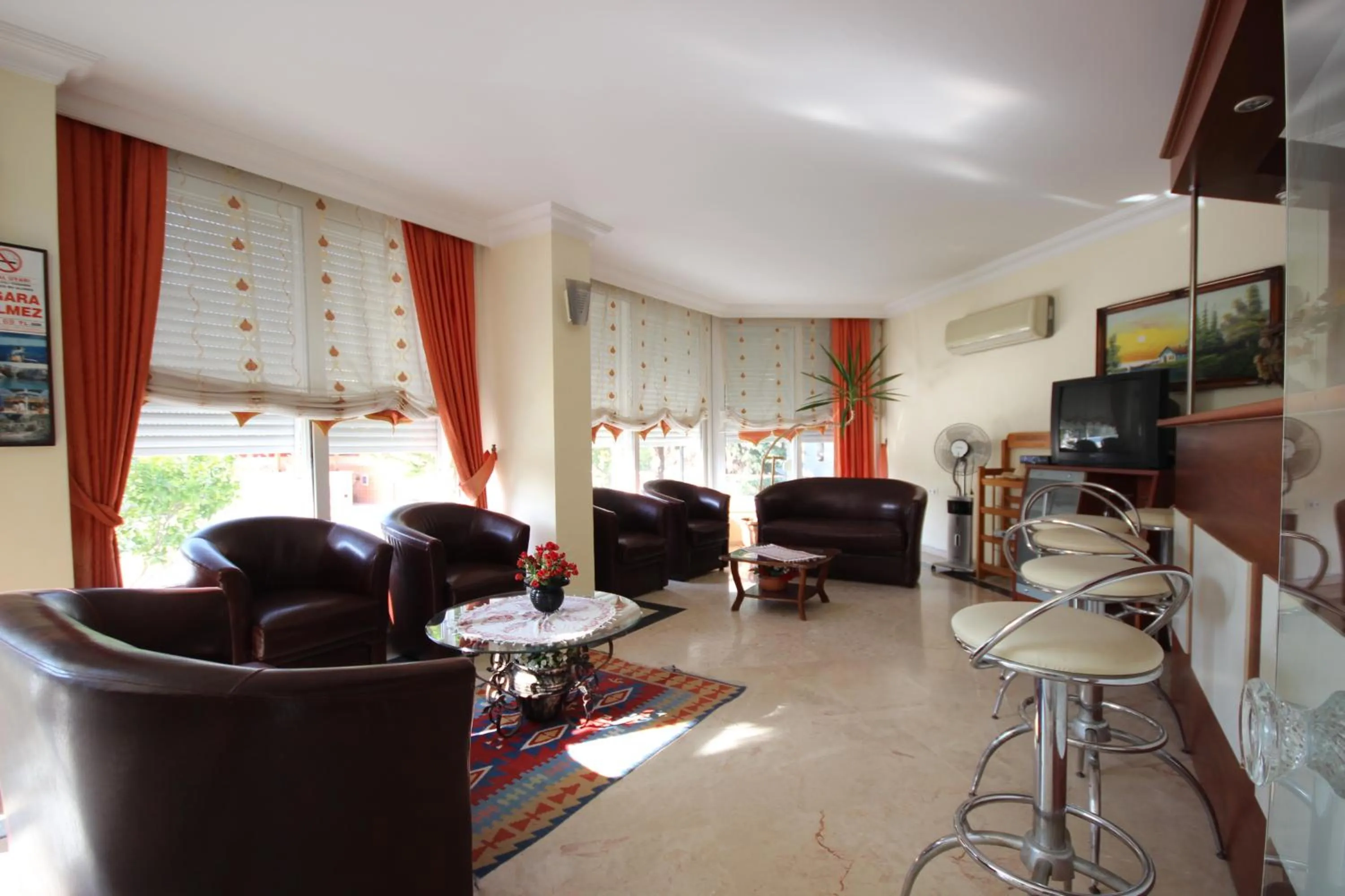 Communal lounge/ TV room in Minta Apart Hotel