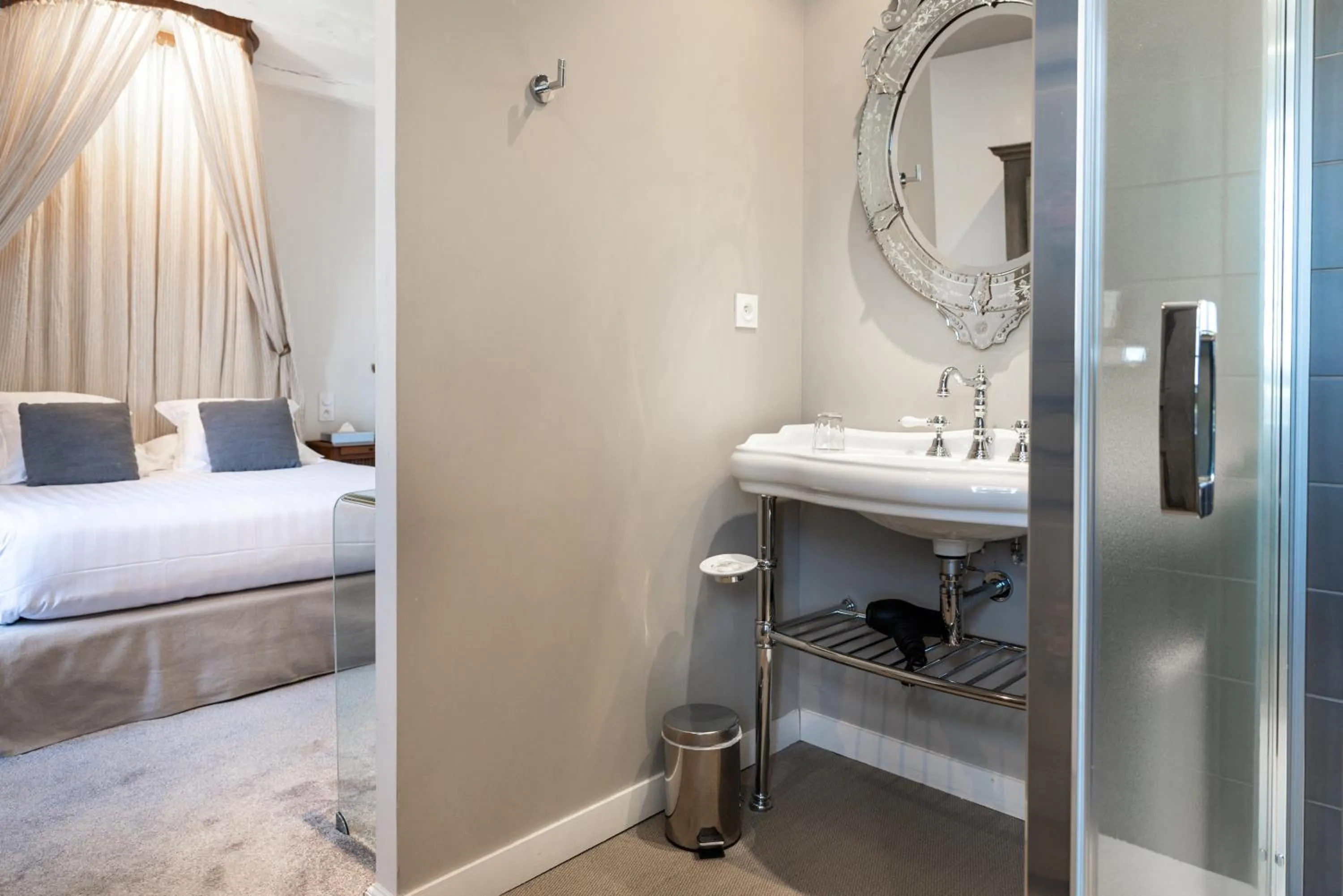 Bathroom, Bed in Château de Labro - Teritoria