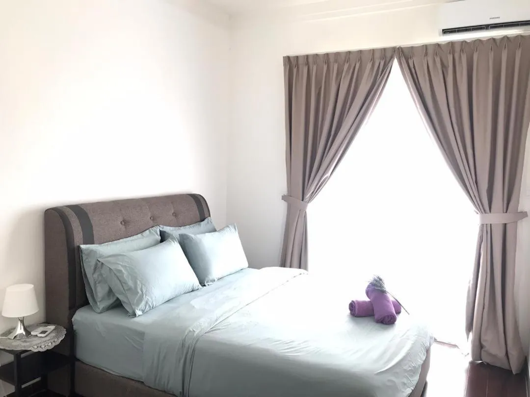 Bed in JB City CIQ-R&F Shopping Mall Apartment