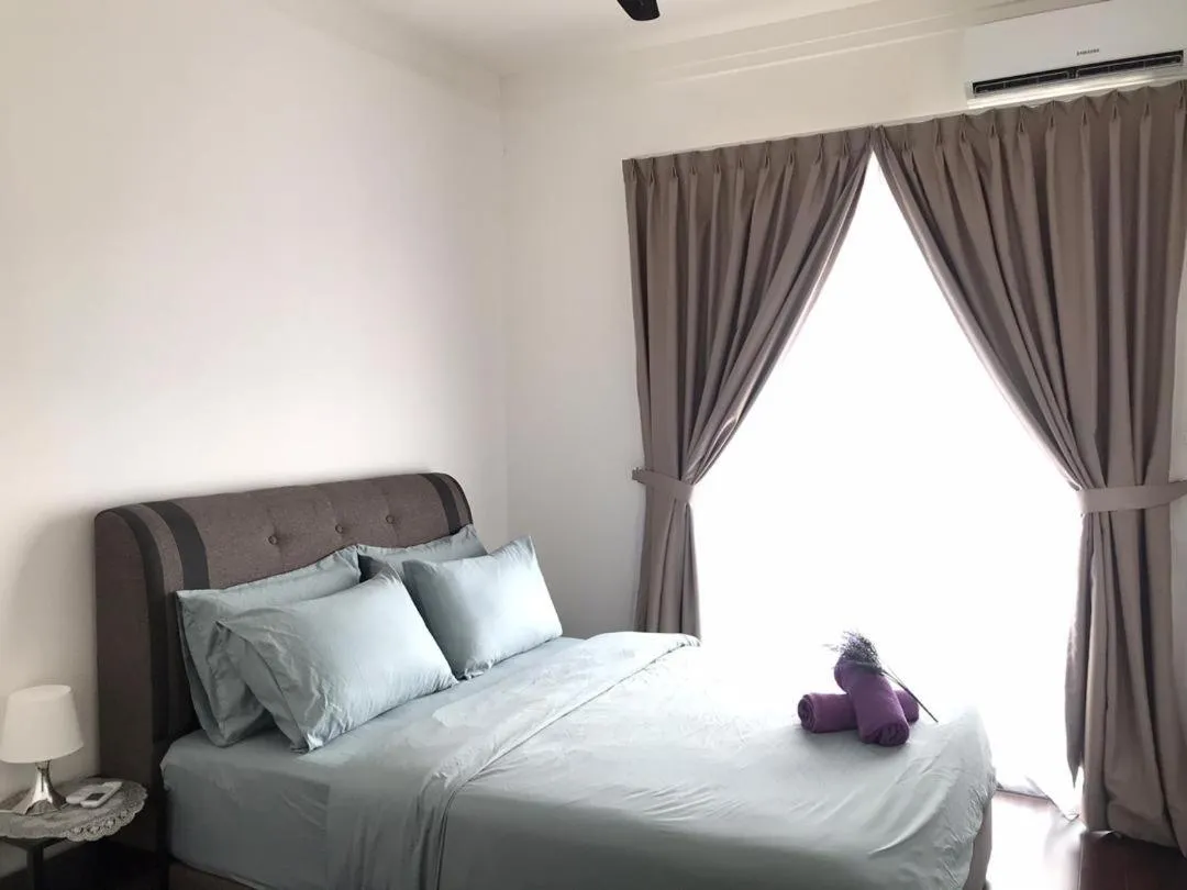 Bed in JB City CIQ-R&F Shopping Mall Apartment