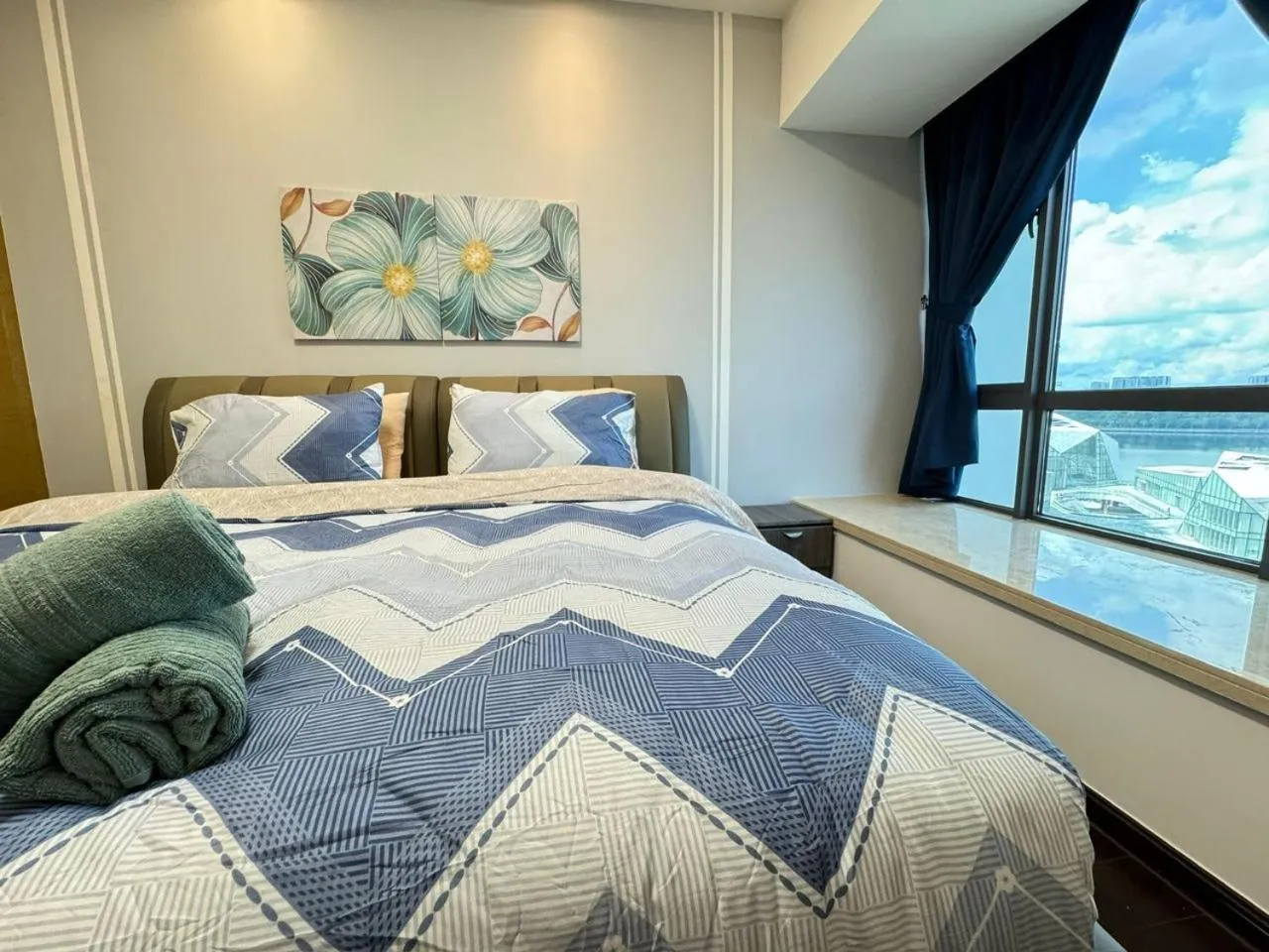 Bed in JB City CIQ-R&F Shopping Mall Apartment