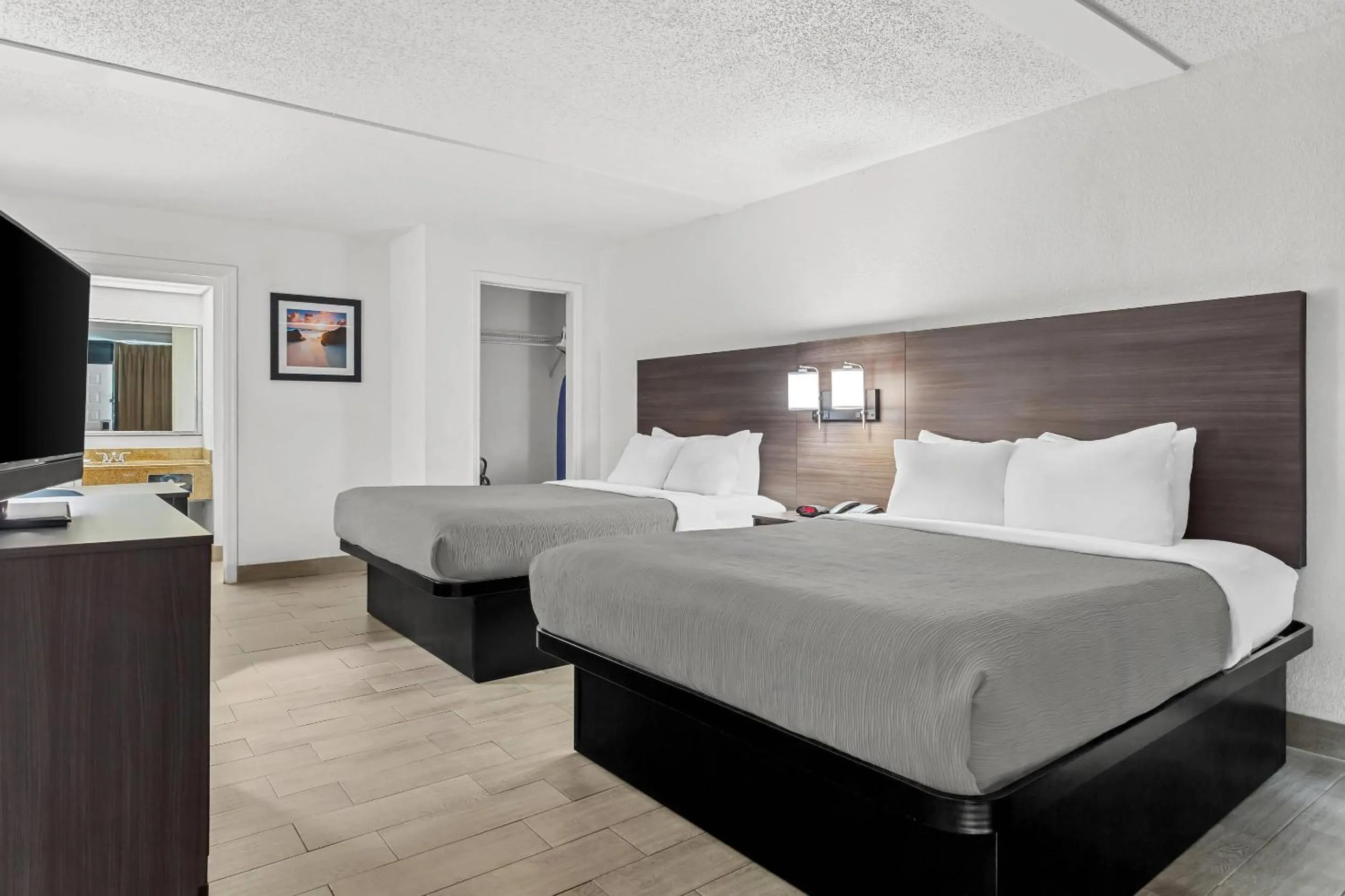 Bedroom, Bed in Quality Inn & Suites at Tropicana Field