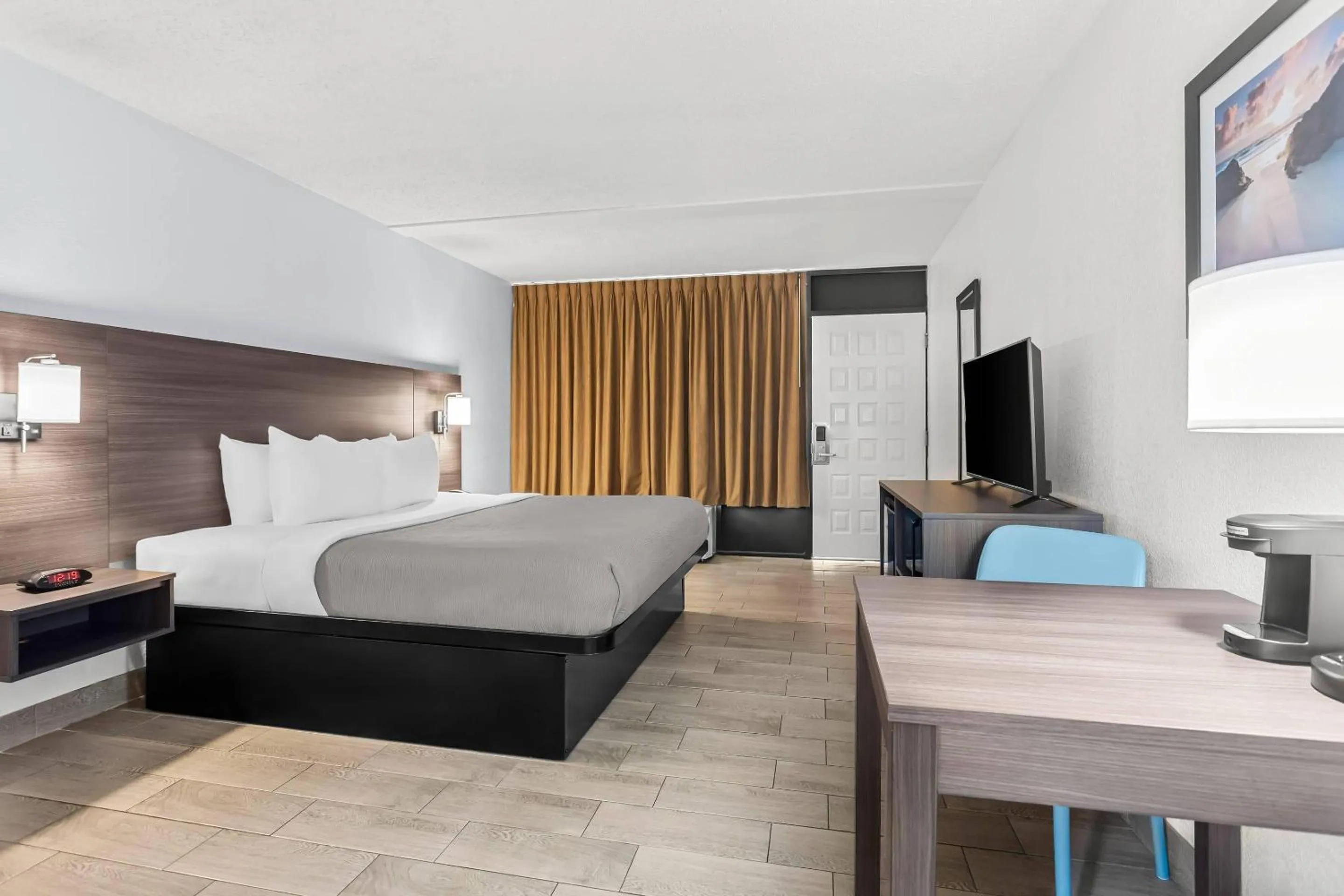 Bed in Quality Inn & Suites at Tropicana Field