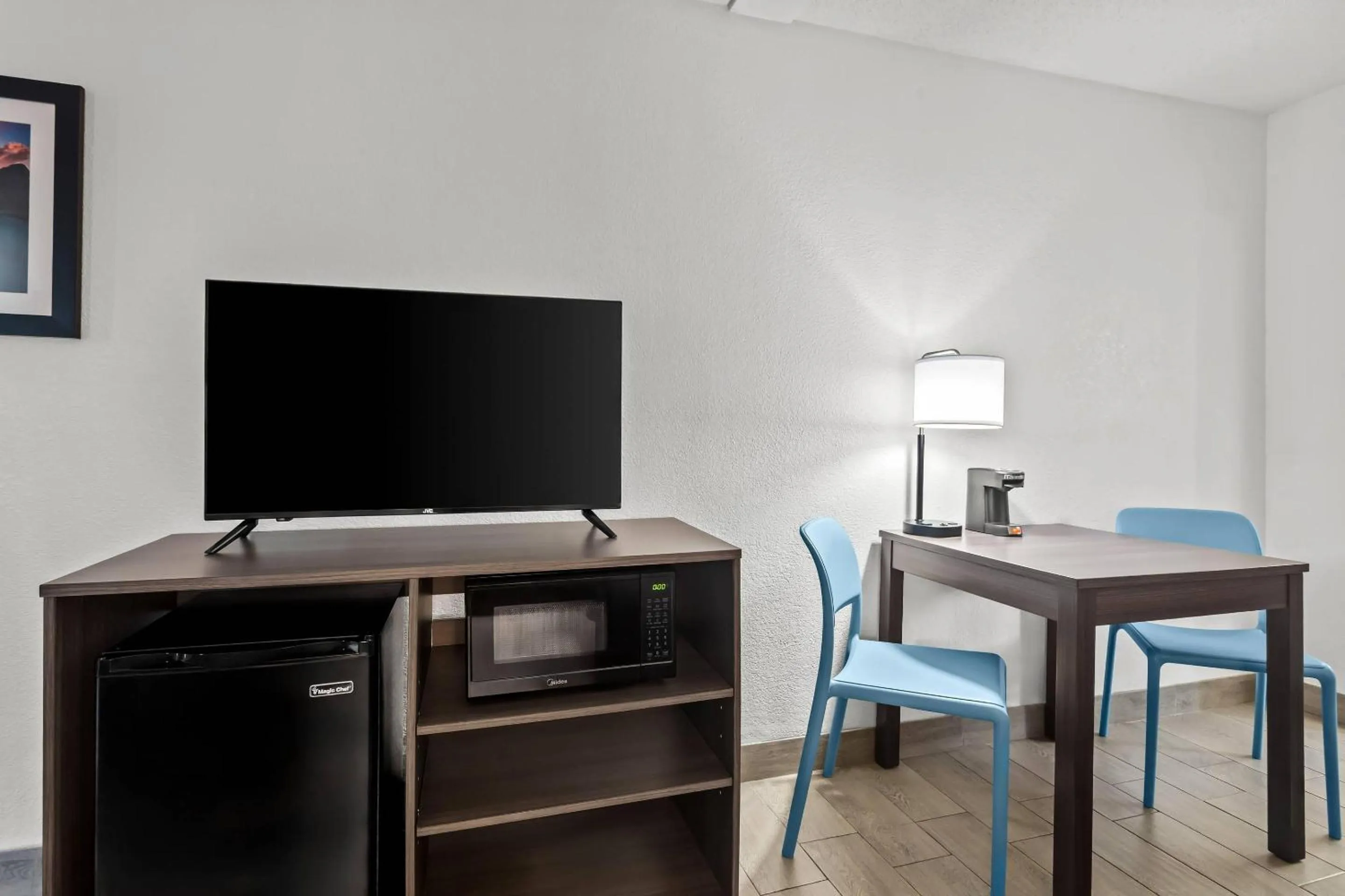 Bedroom in Quality Inn & Suites at Tropicana Field