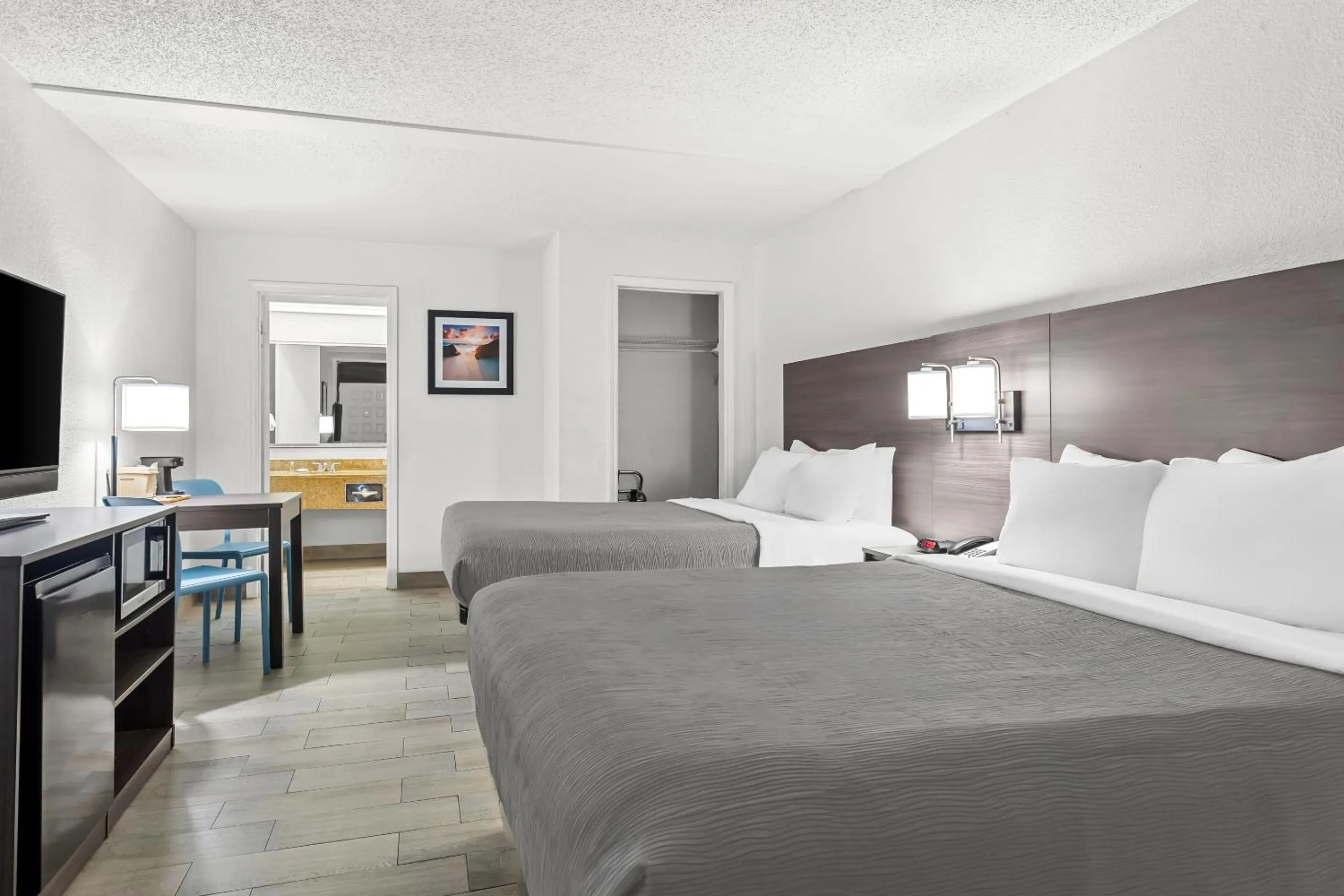 Bed in Quality Inn & Suites at Tropicana Field