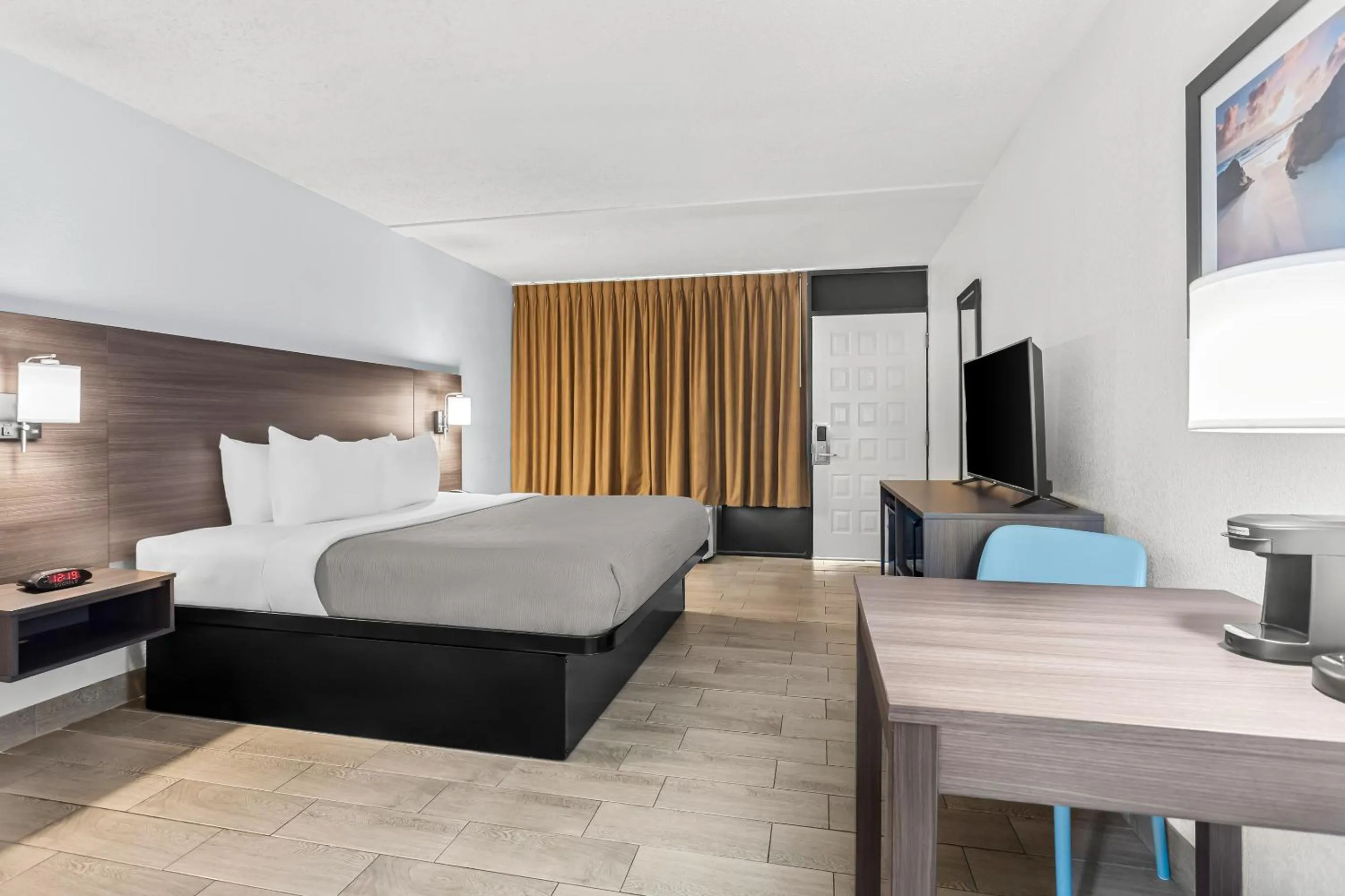 TV and multimedia, Bed in Quality Inn & Suites at Tropicana Field