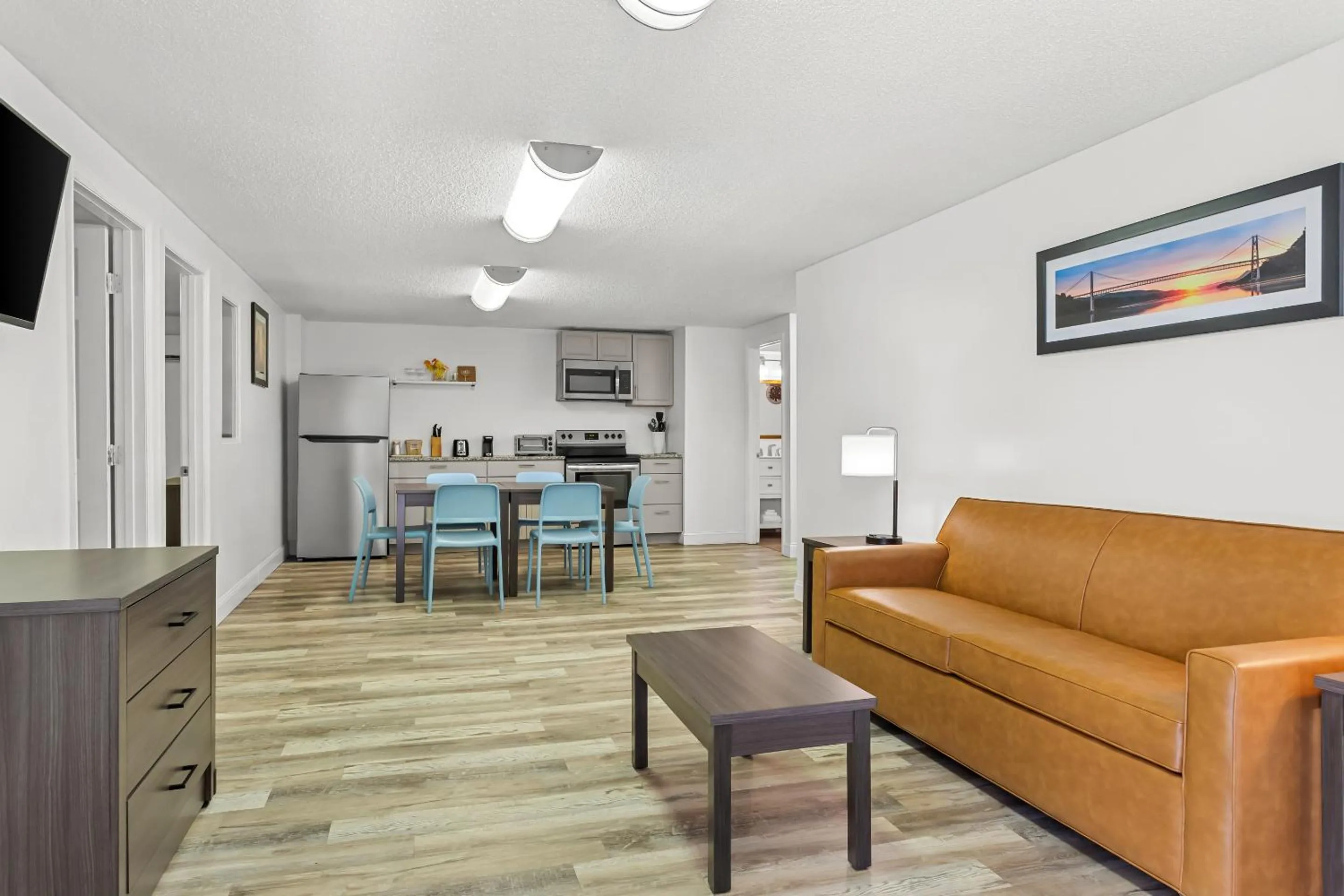 Communal lounge/ TV room in Quality Inn & Suites at Tropicana Field