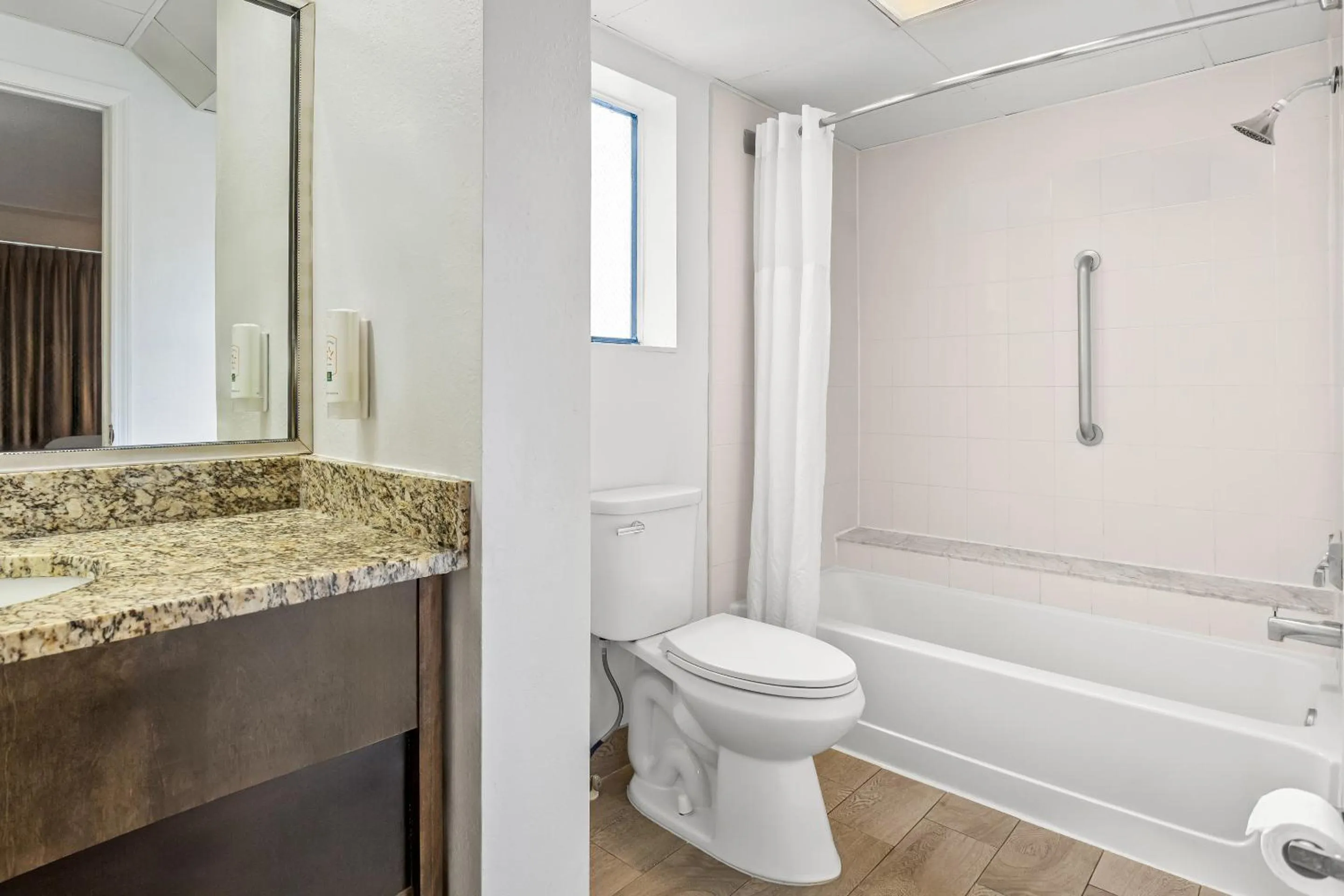 Bath in Quality Inn & Suites at Tropicana Field