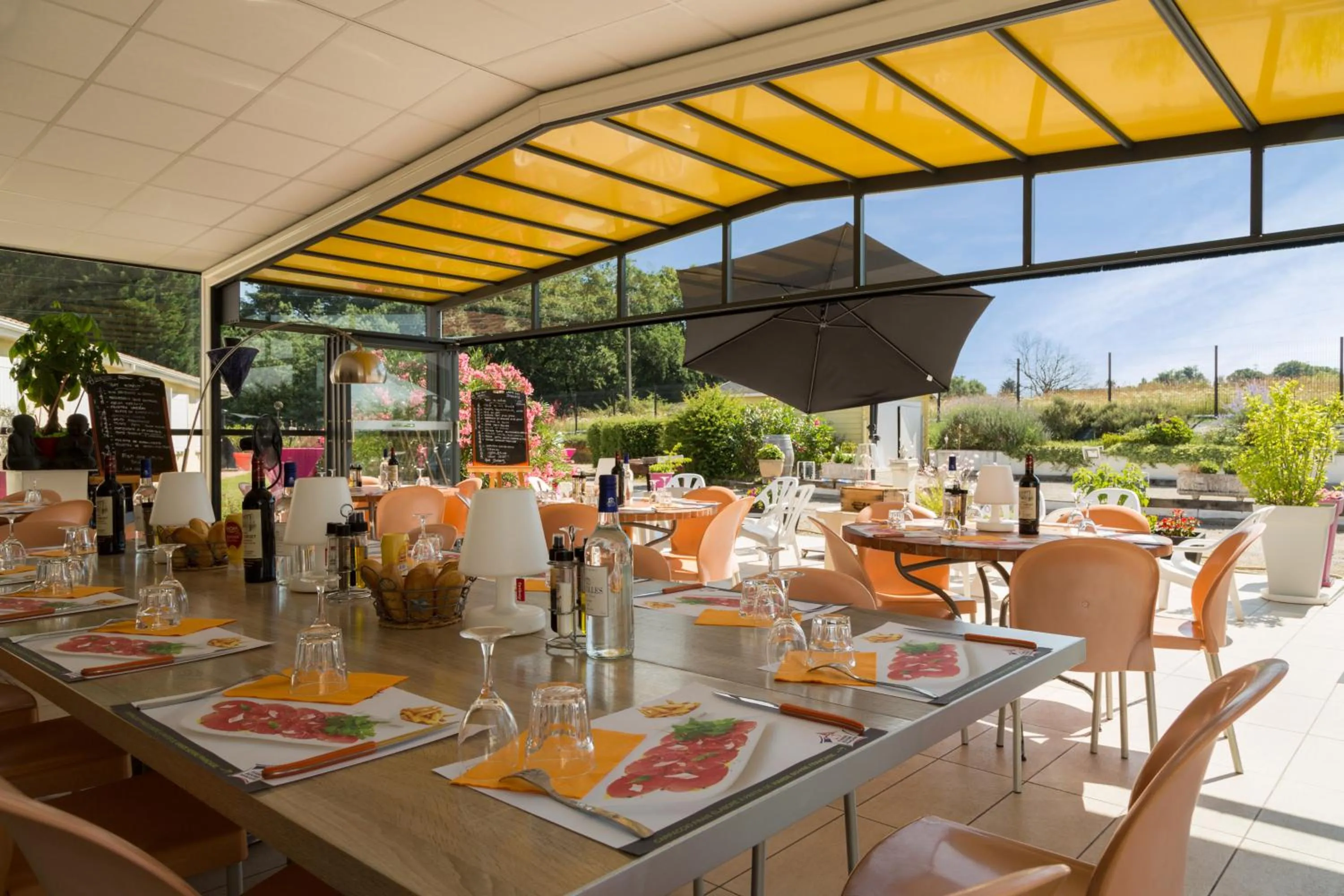 Patio in Logis Hôtel Corintel Bordeaux Est