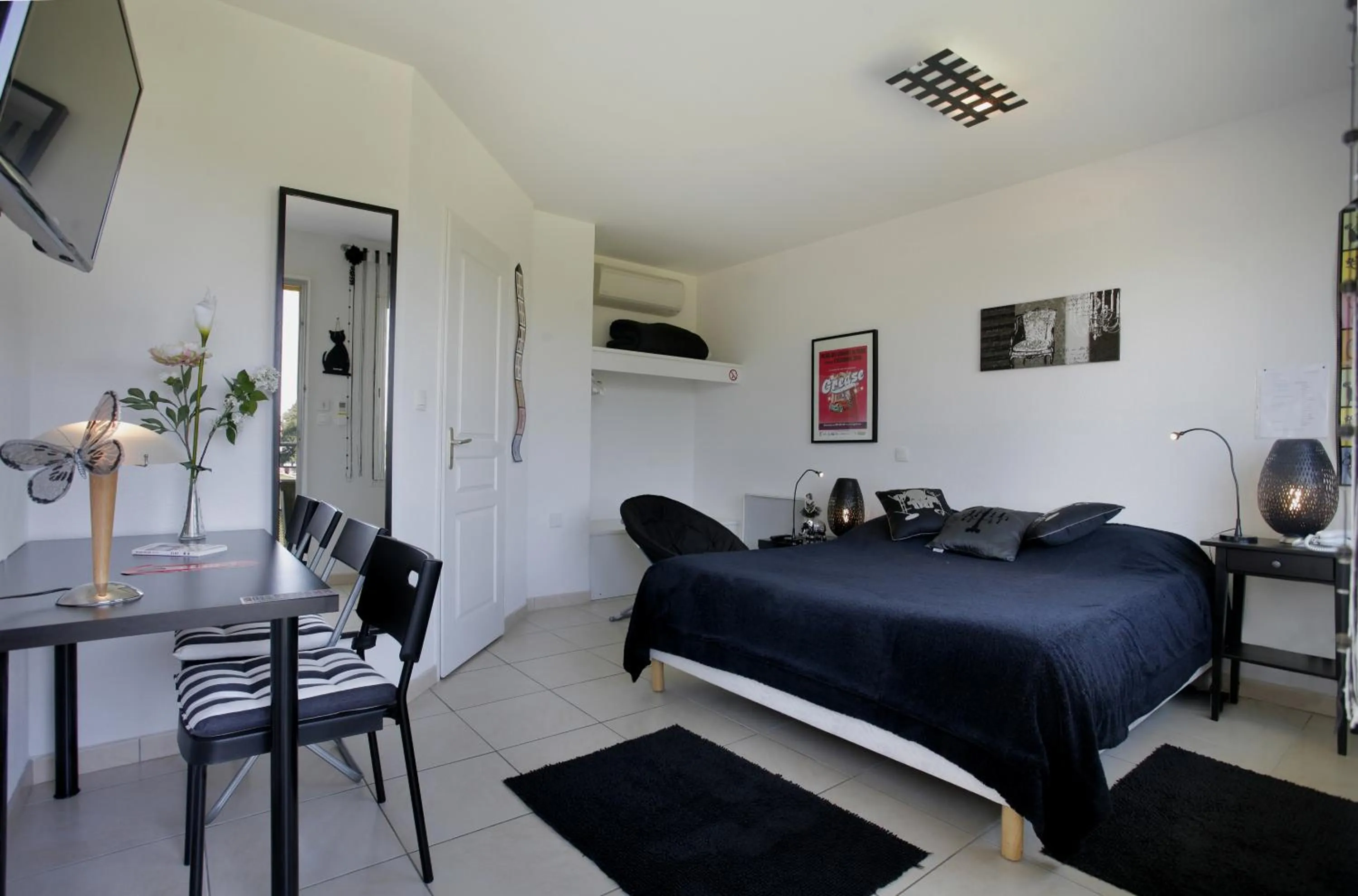 Photo of the whole room, Bed in Logis Hôtel Corintel Bordeaux Est