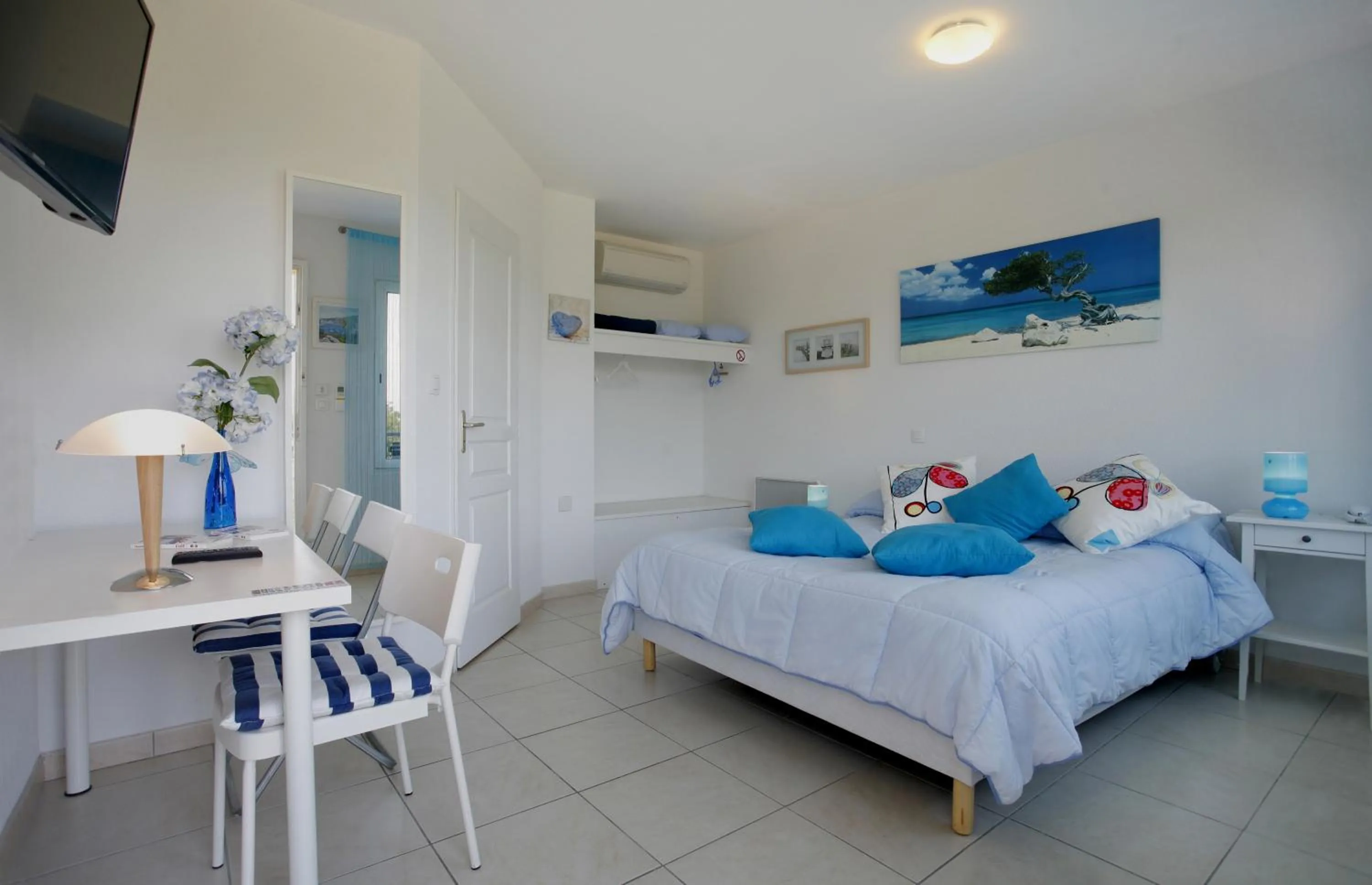 Photo of the whole room, Bed in Logis Hôtel Corintel Bordeaux Est