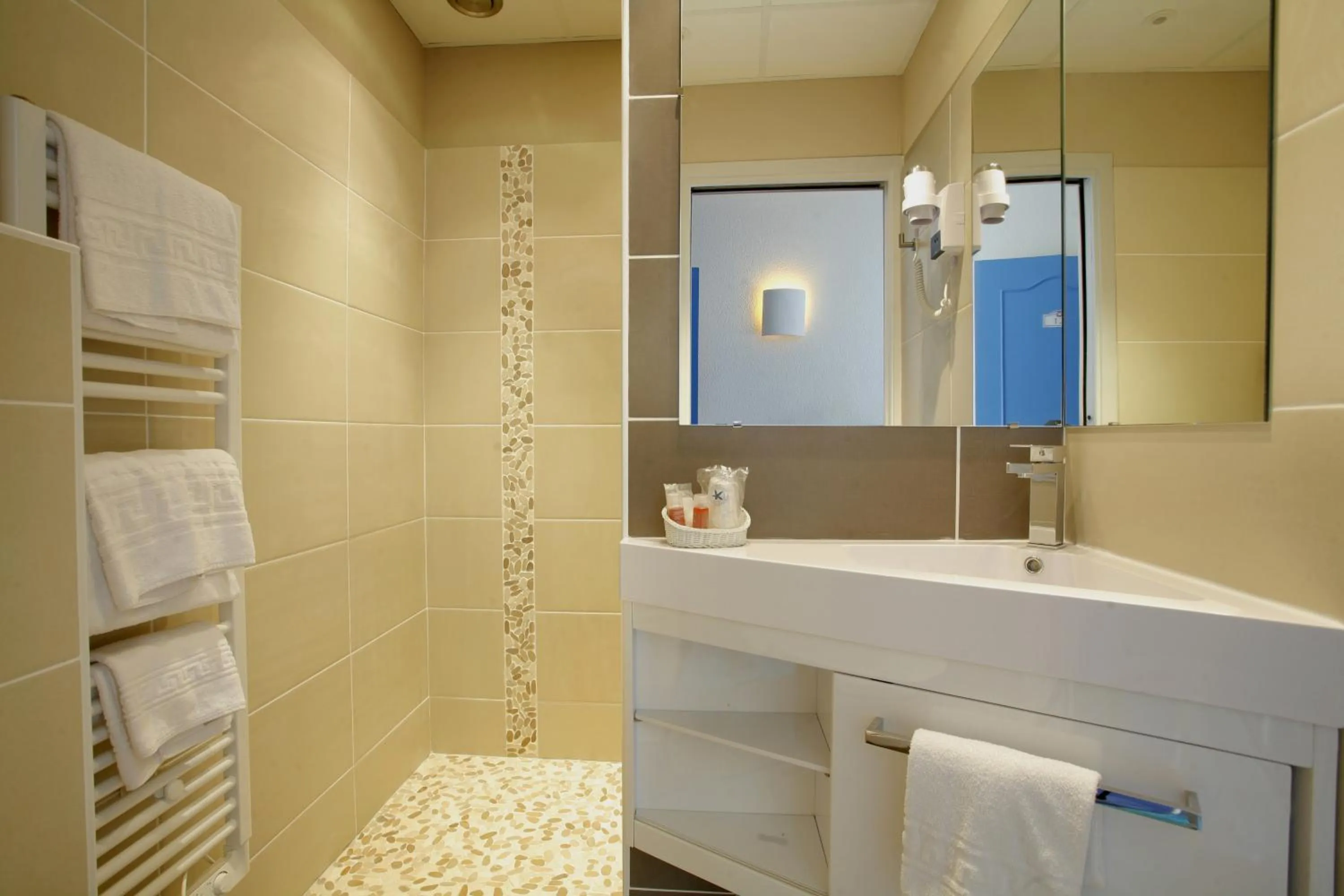 Shower in Logis Hôtel Corintel Bordeaux Est