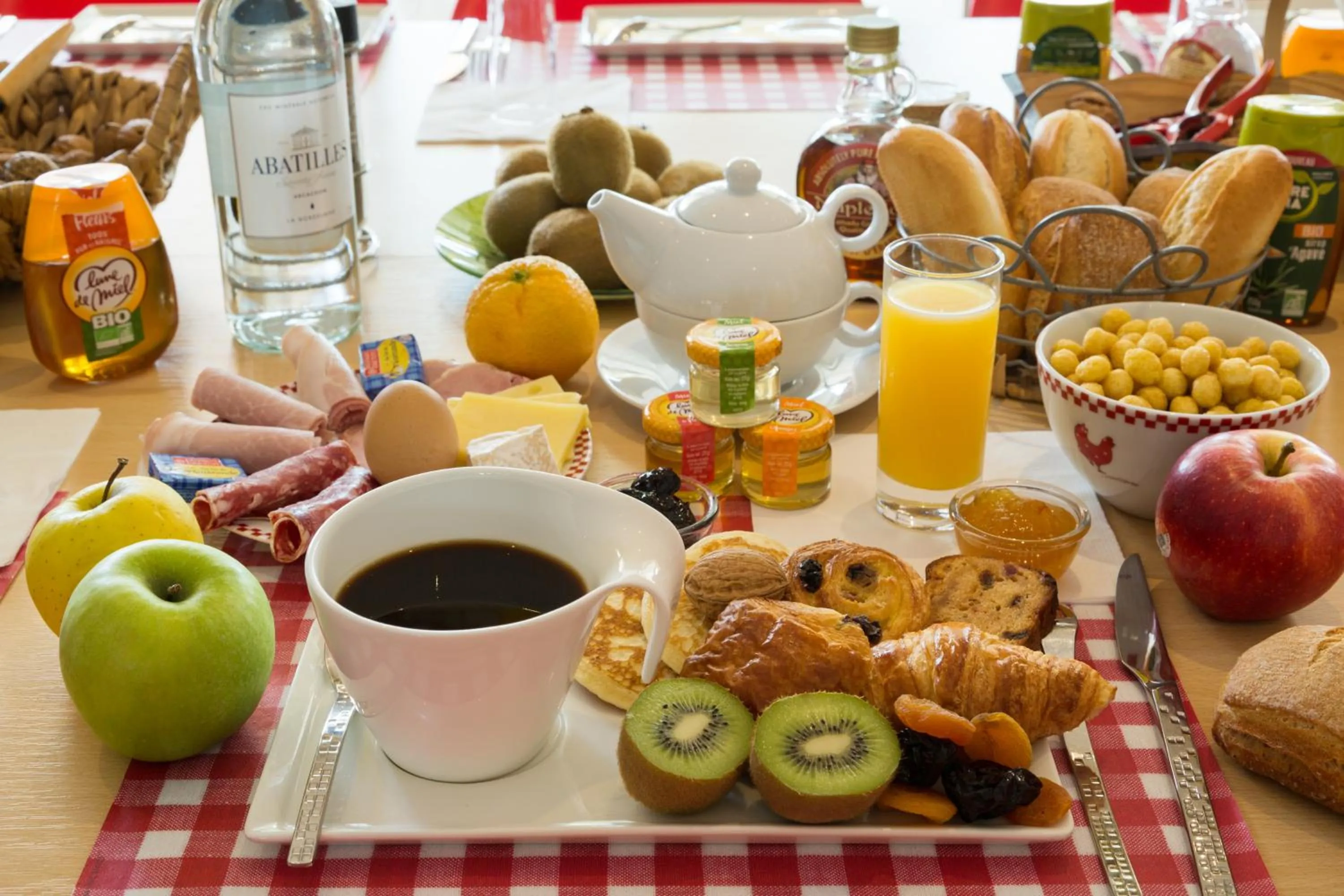 Continental breakfast in Logis Hôtel Corintel Bordeaux Est