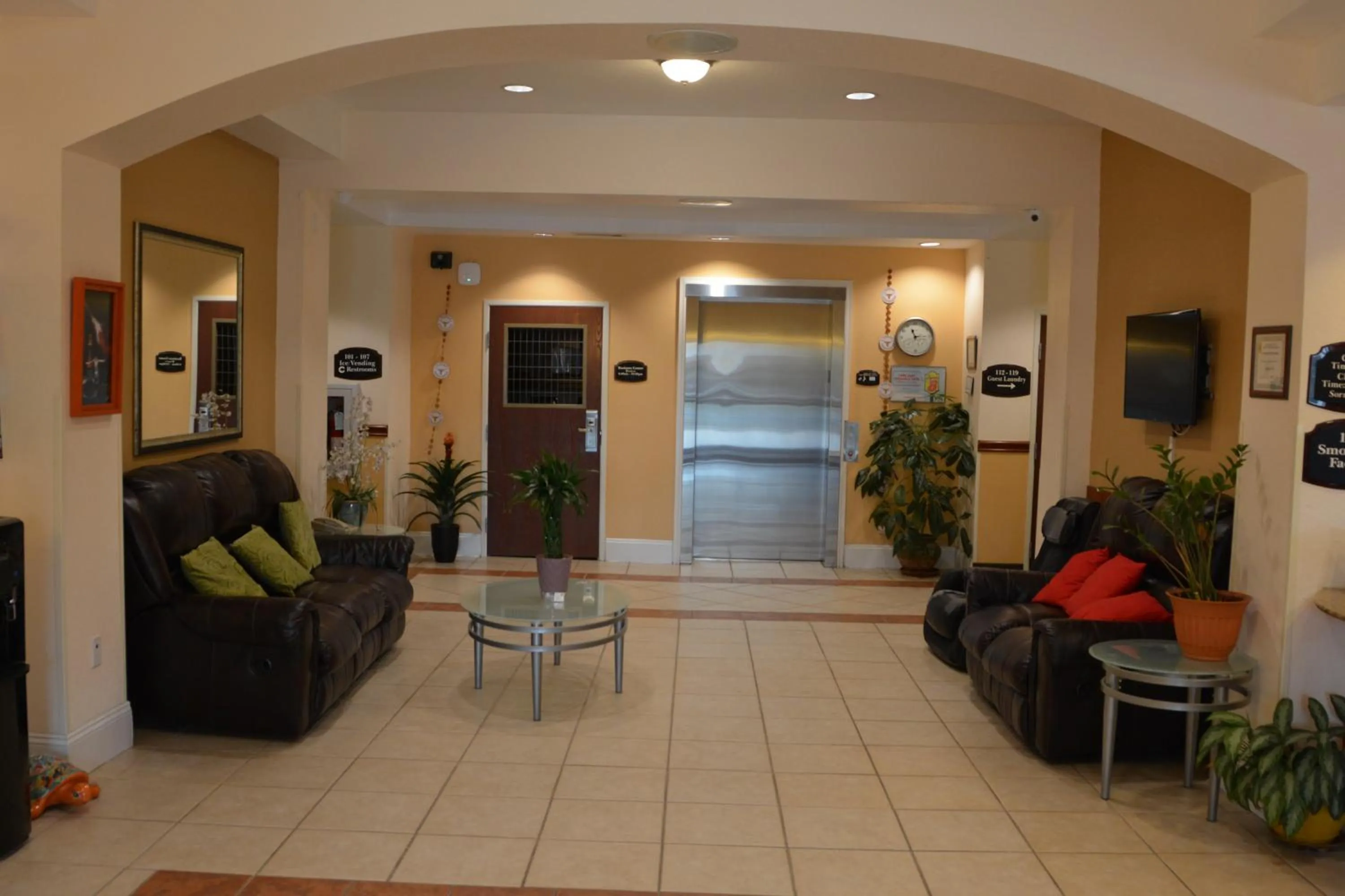 Seating area in Super 8 by Wyndham Austin/Airport South