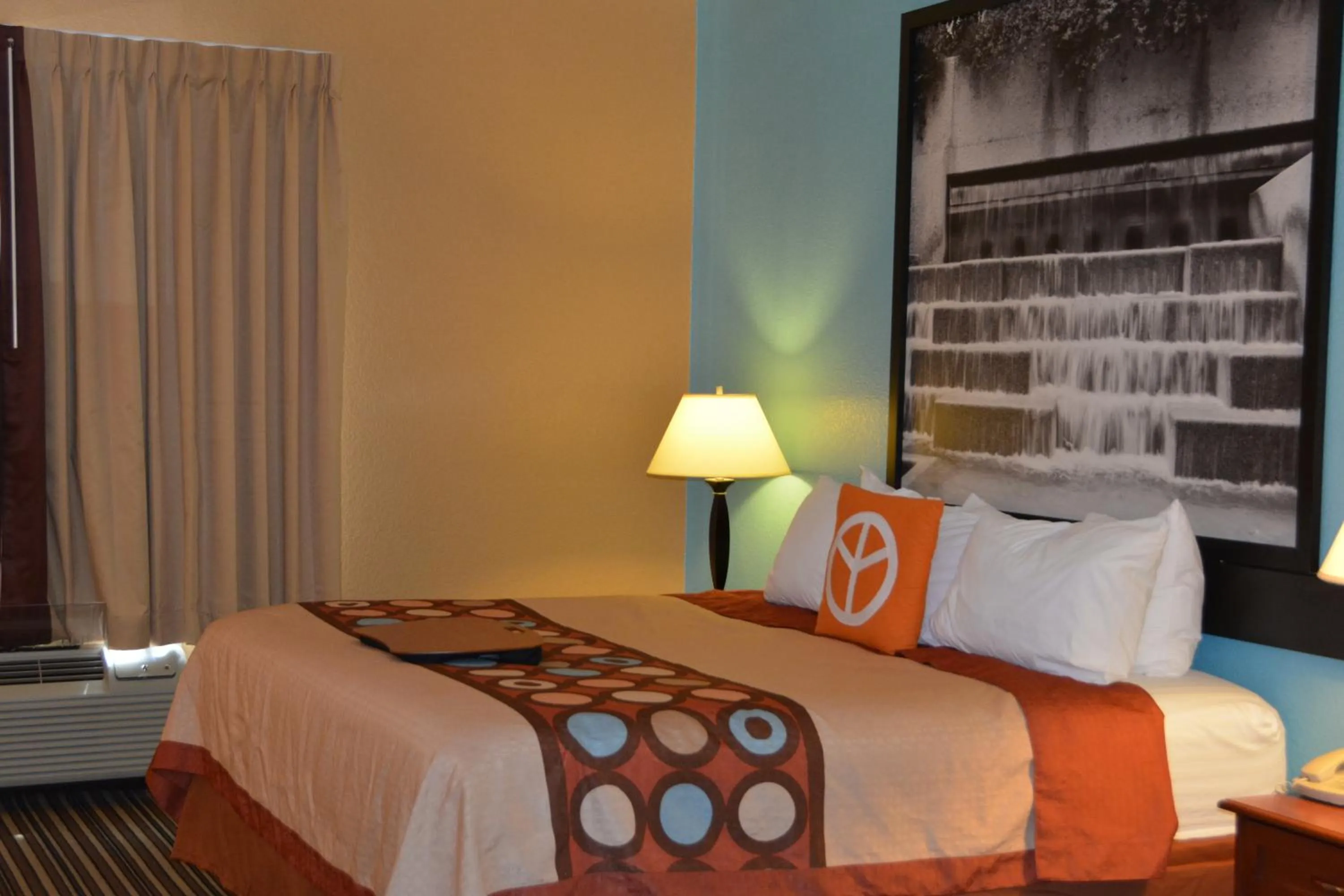 Bed in Super 8 by Wyndham Austin/Airport South