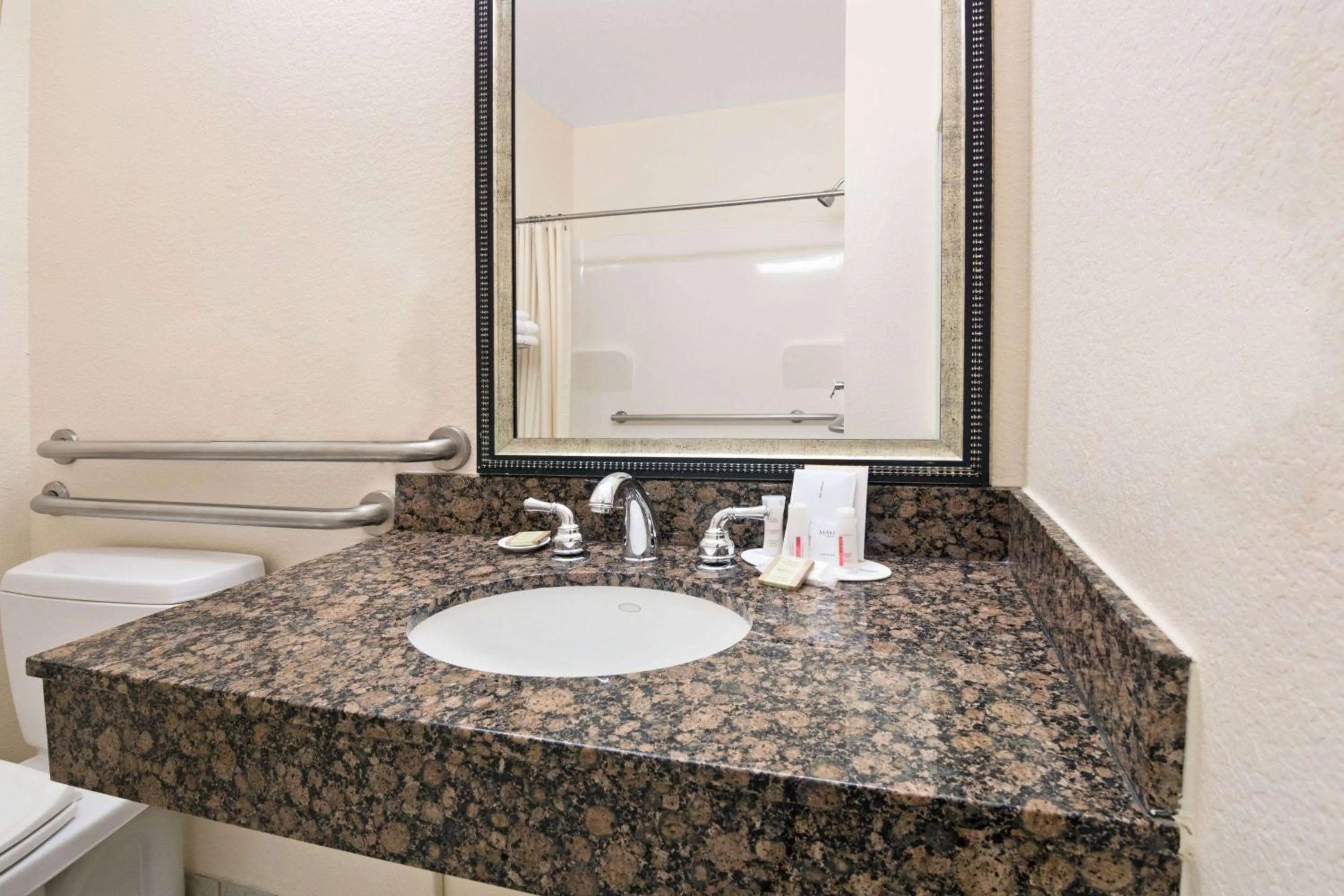 Photo of the whole room in Super 8 by Wyndham Austin/Airport South