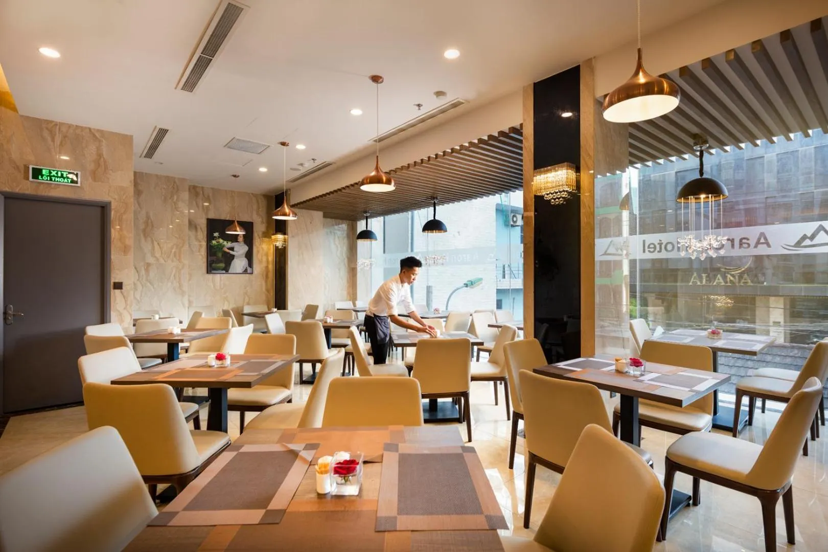 Restaurant/places to eat in Aaron Hotel