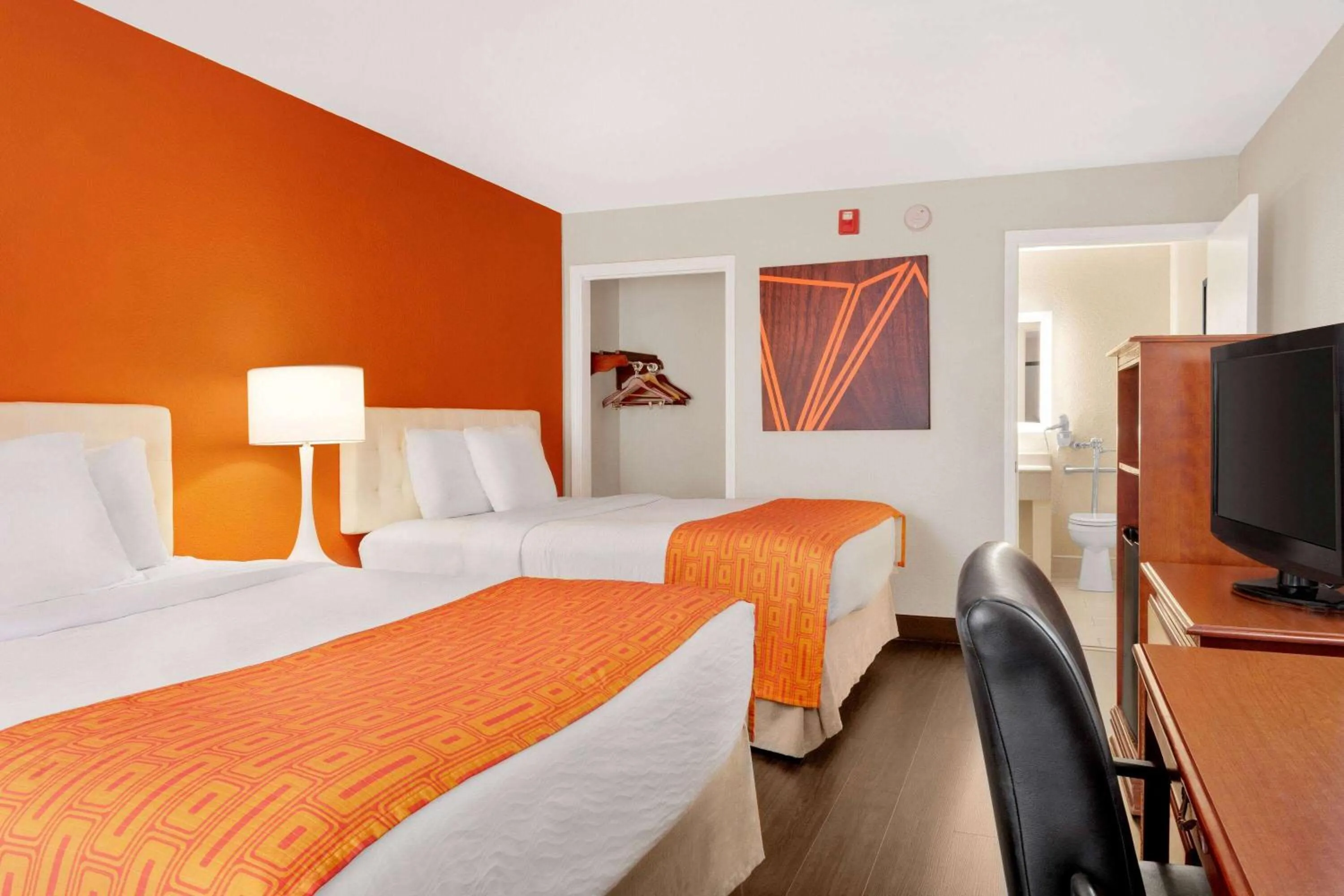 Photo of the whole room, Bed in Howard Johnson by Wyndham Chattanooga Lookout Mountain I-24