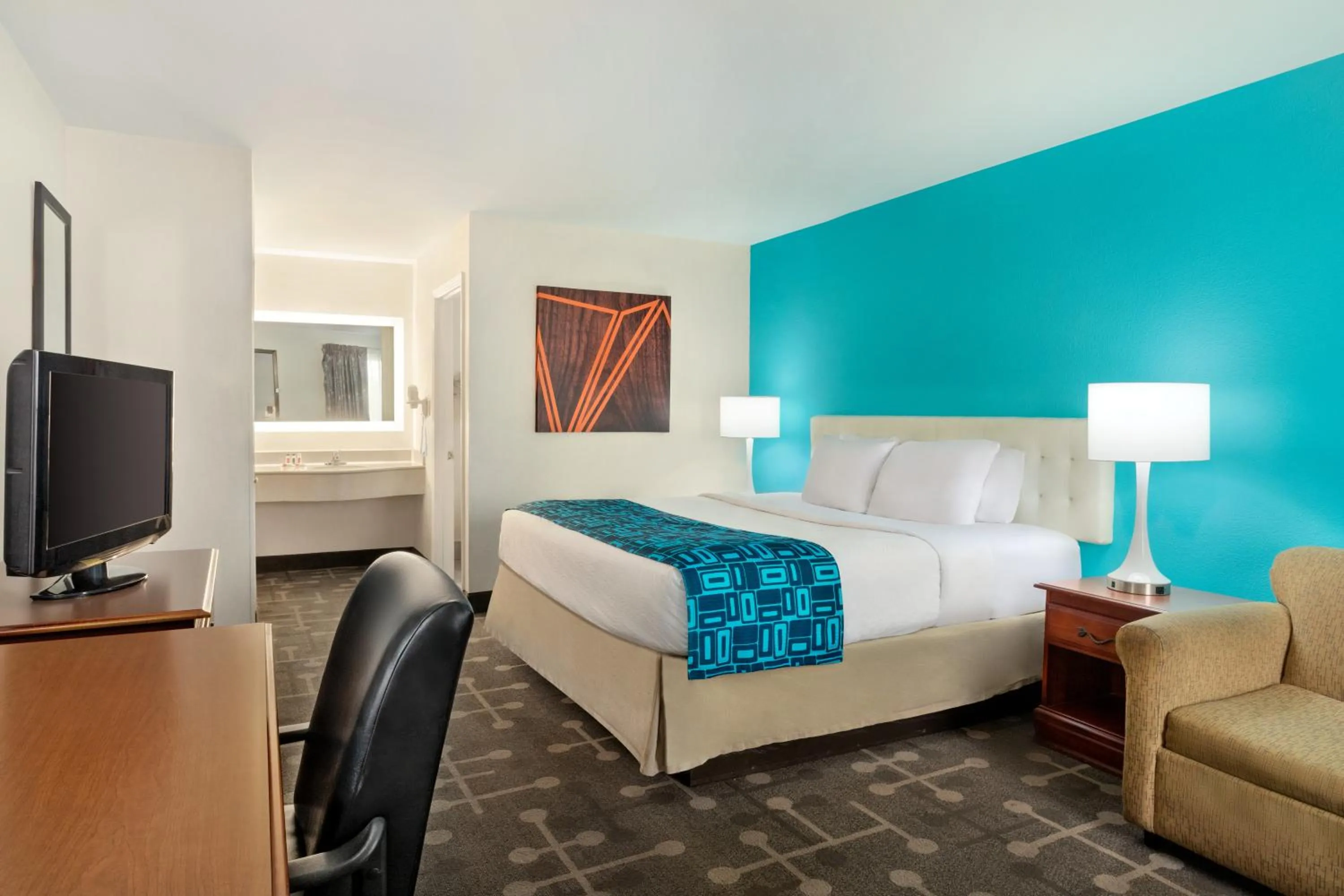 Bedroom, Bed in Howard Johnson by Wyndham Chattanooga Lookout Mountain I-24