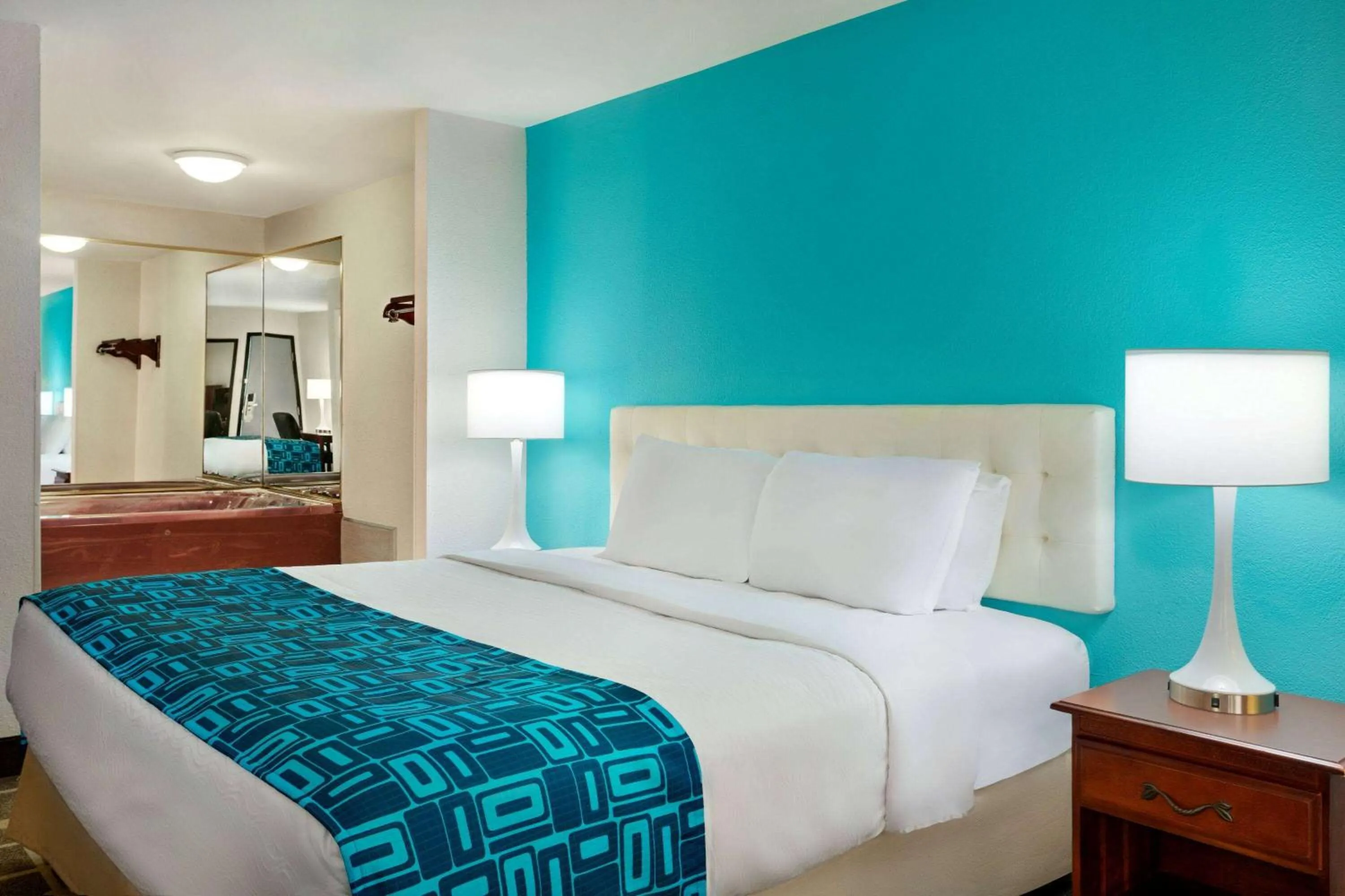 Hot Tub, Bed in Howard Johnson by Wyndham Chattanooga Lookout Mountain I-24