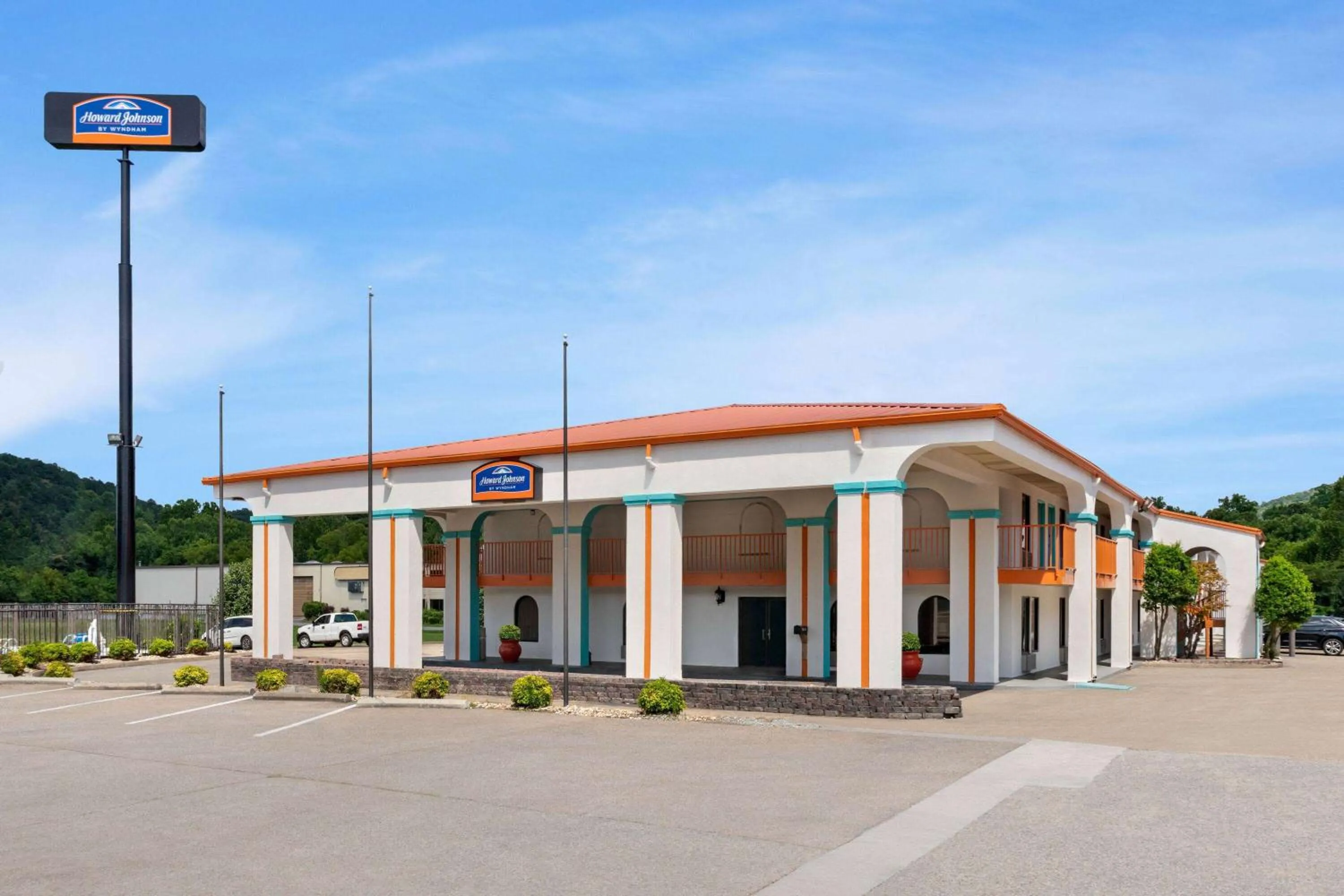 Property building in Howard Johnson by Wyndham Chattanooga Lookout Mountain I-24