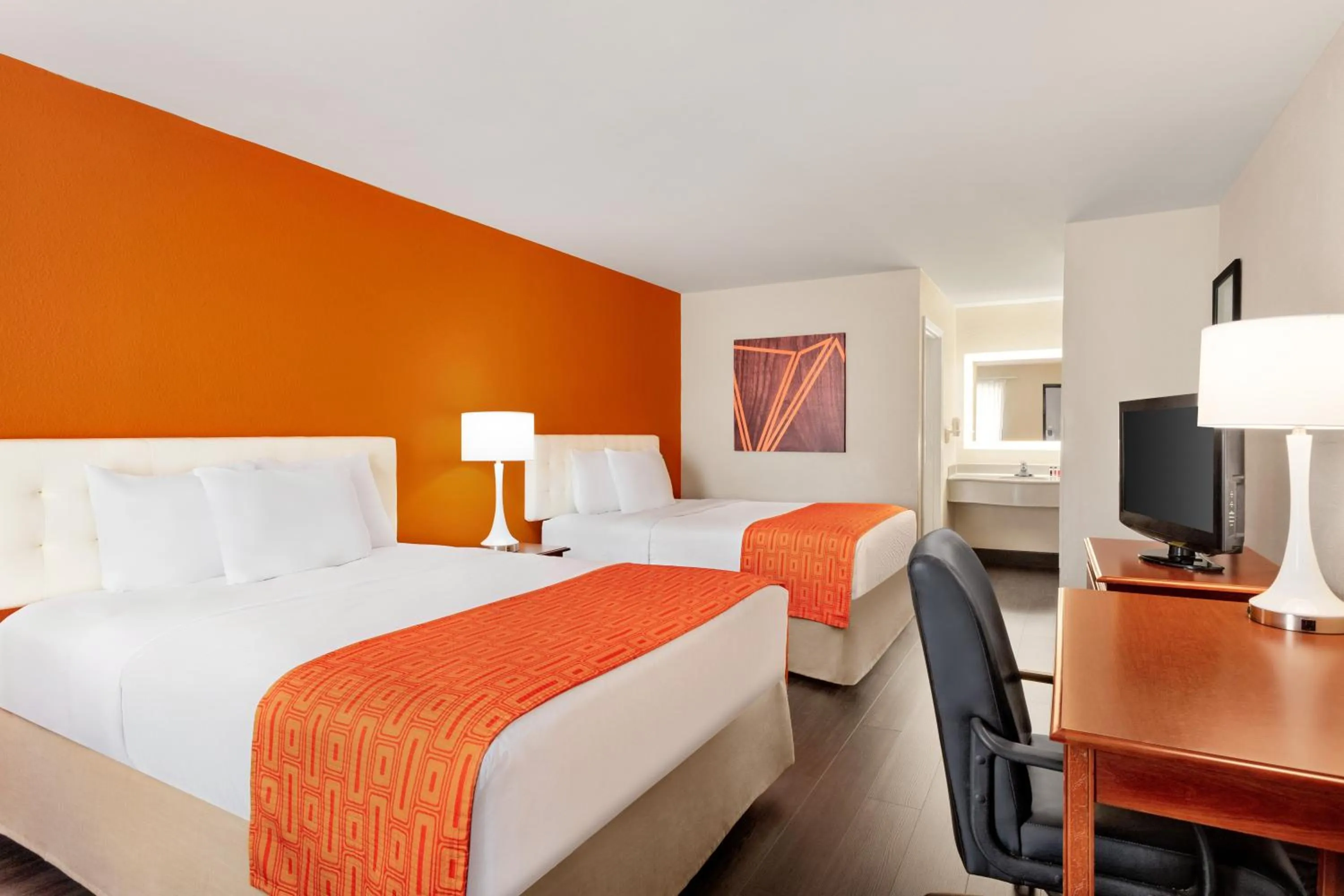 Seating area, Bed in Howard Johnson by Wyndham Chattanooga Lookout Mountain I-24