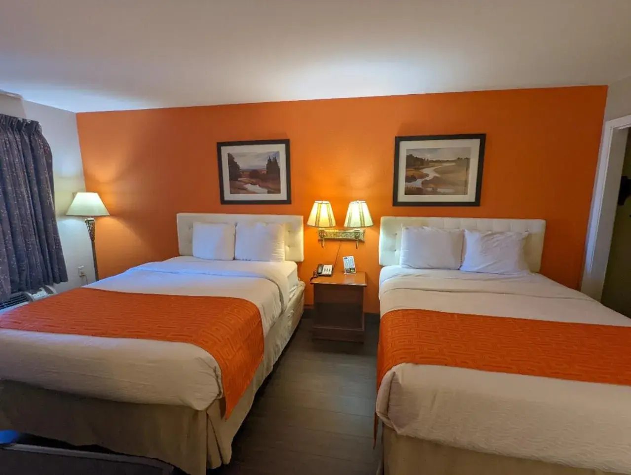 Queen Room with Two Queen Beds - Non-Smoking in Howard Johnson by Wyndham Chattanooga Lookout Mountain I-24 Queen Room with Two Queen Beds - Non-Smoking in Howard Johnson by Wyndham Chattanooga Lookout Mountain I-24