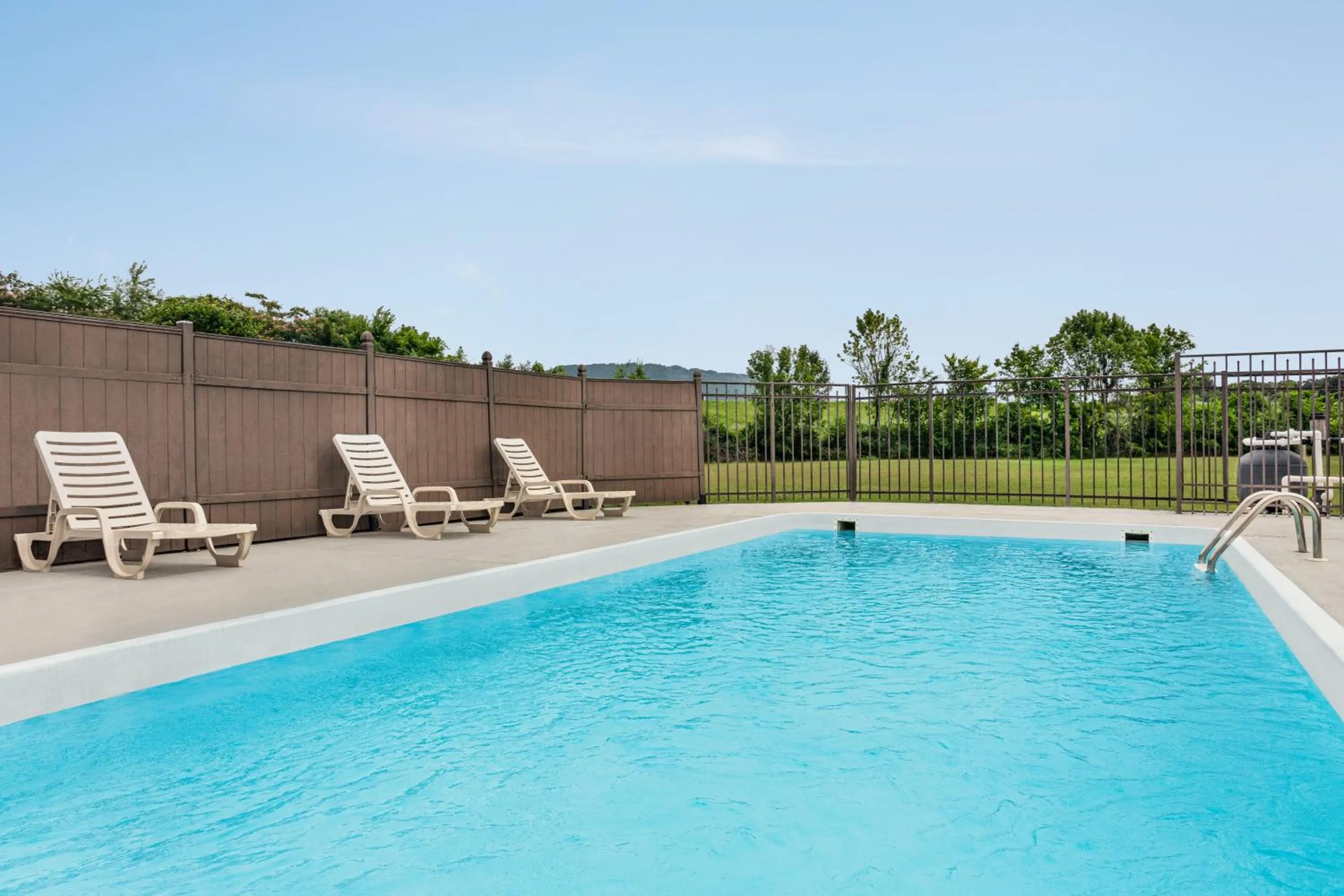 Swimming pool in Howard Johnson by Wyndham Chattanooga Lookout Mountain I-24