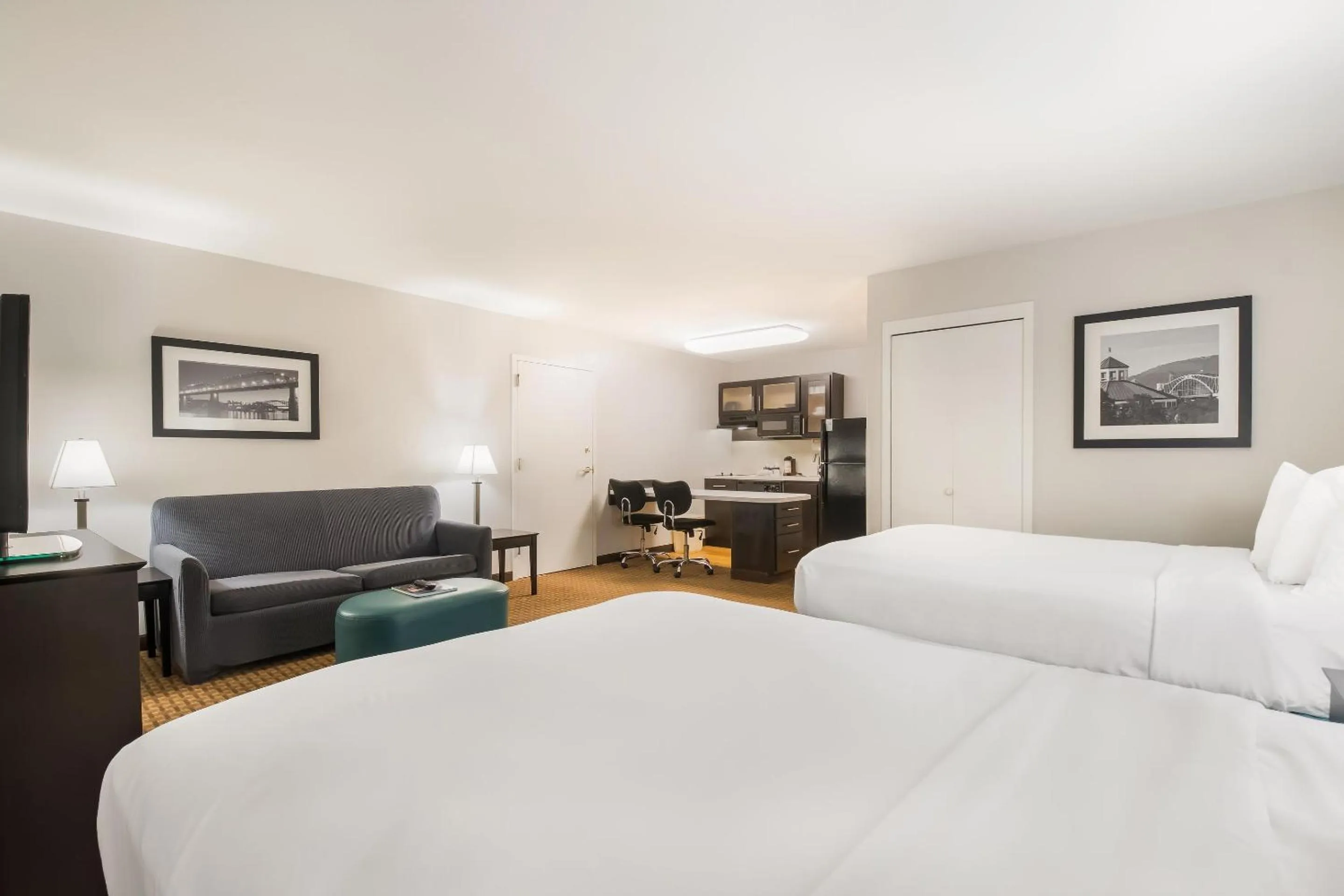 Bedroom, Bed in MainStay Suites Chattanooga Hamilton Place