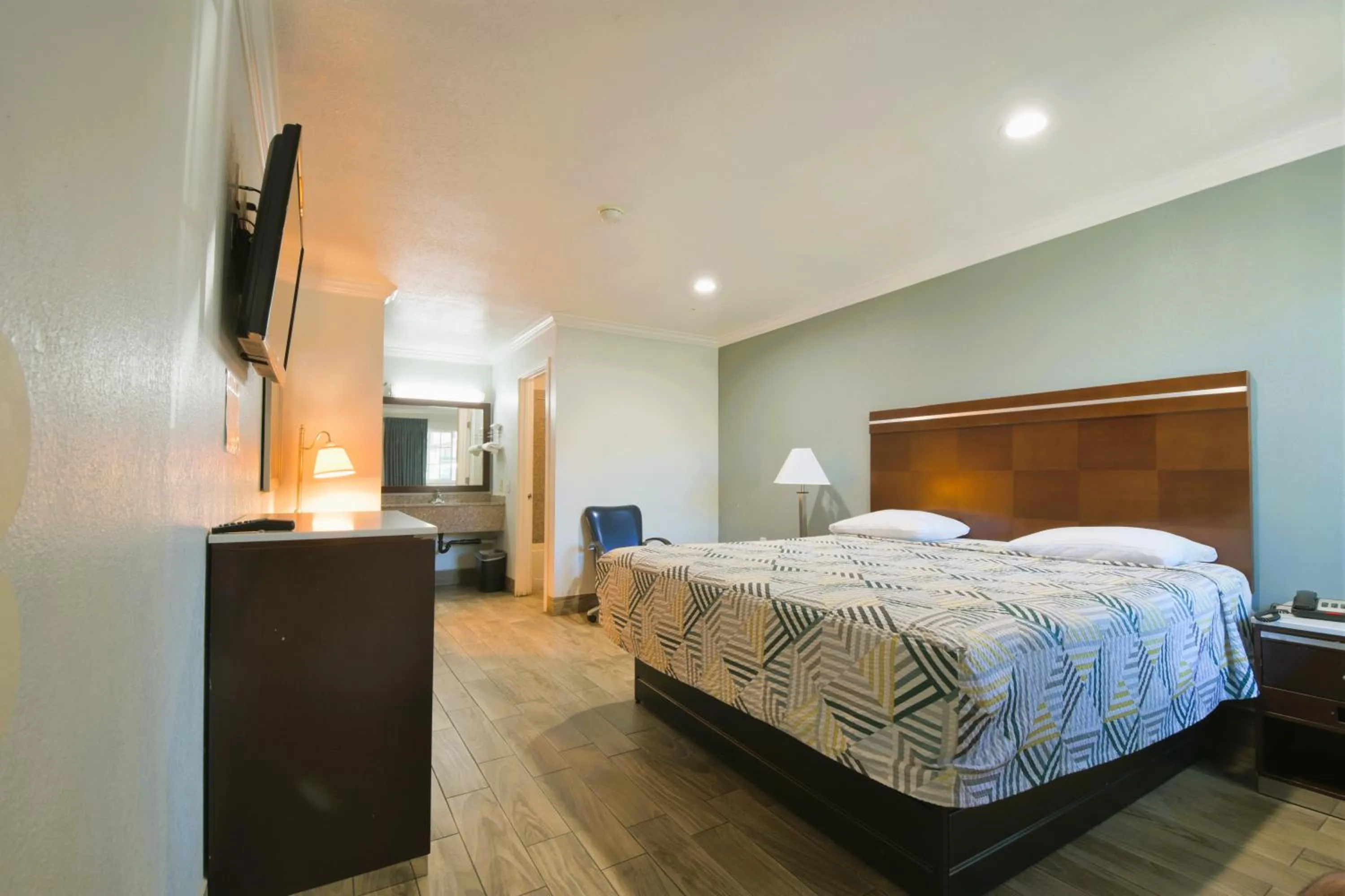 Bed in Welcome Inn Corona