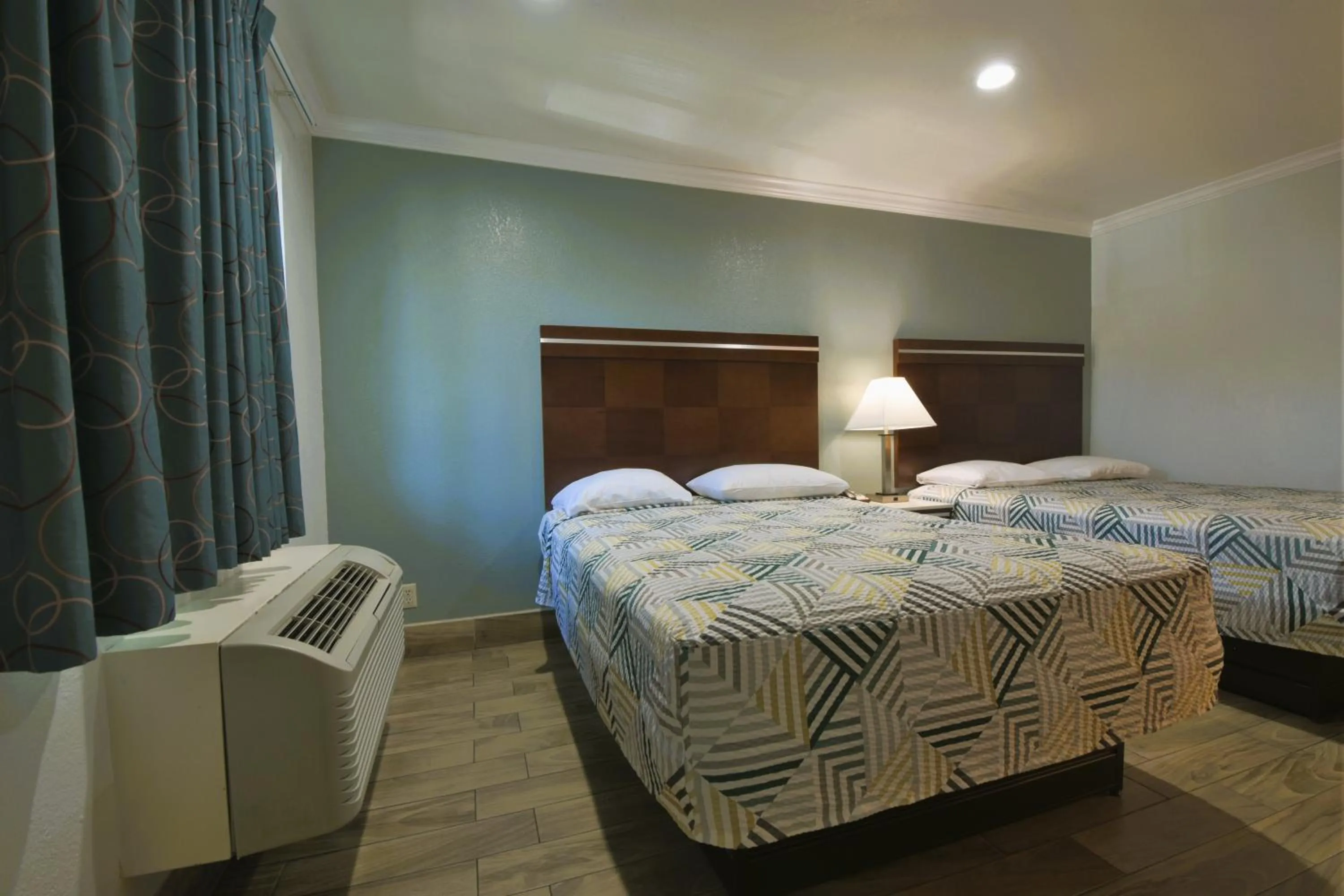 Bed in Welcome Inn Corona