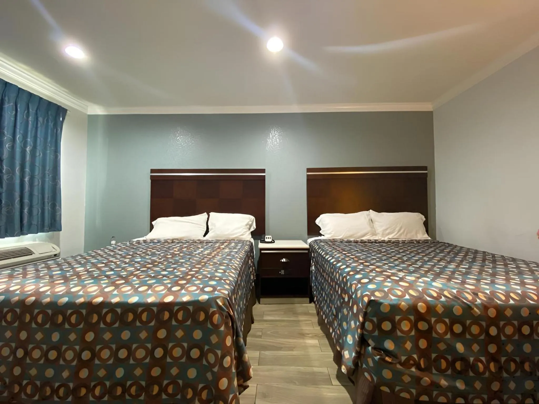 Bed in Welcome Inn Corona