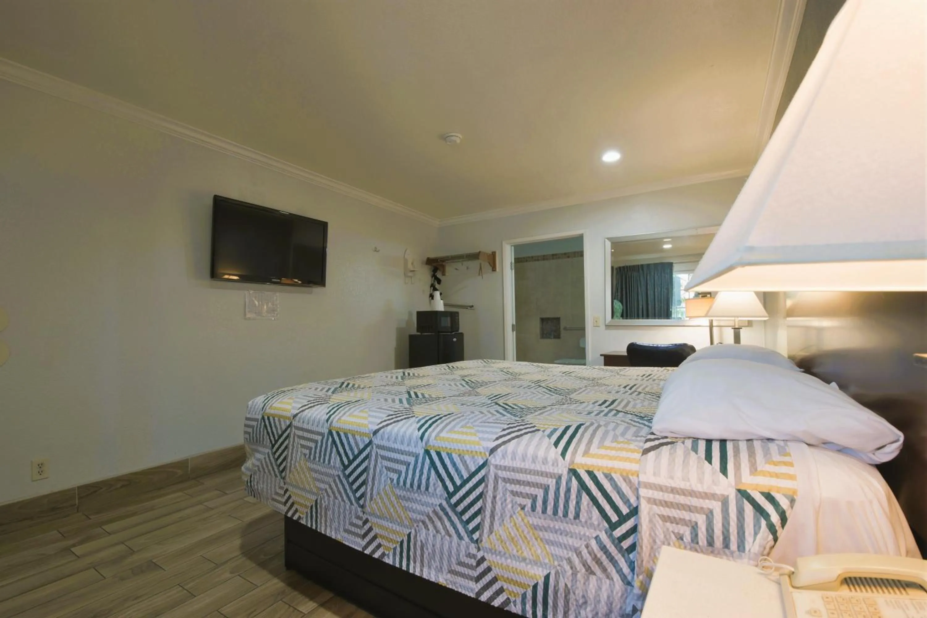 Bed in Welcome Inn Corona