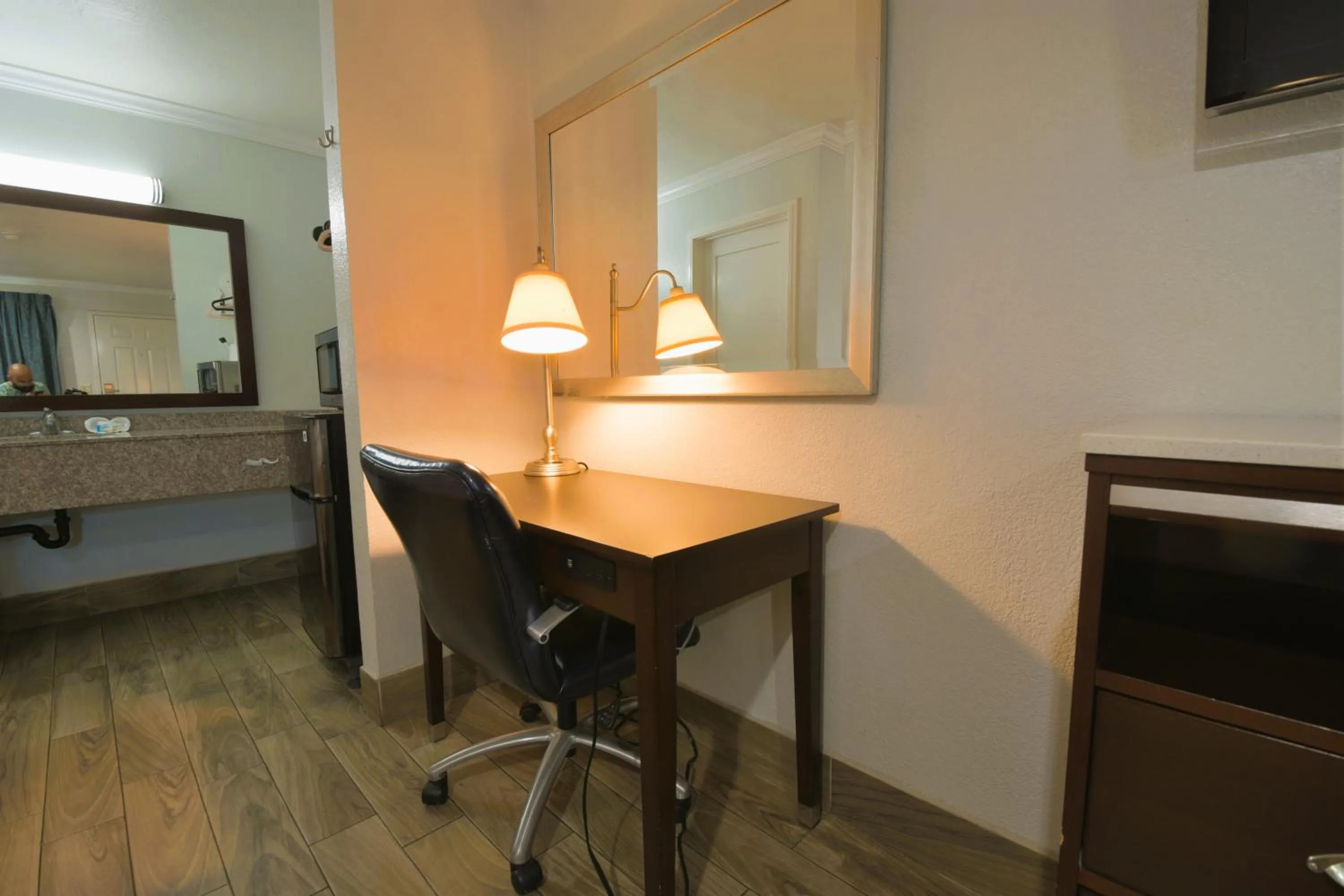 hair dresser in Welcome Inn Corona