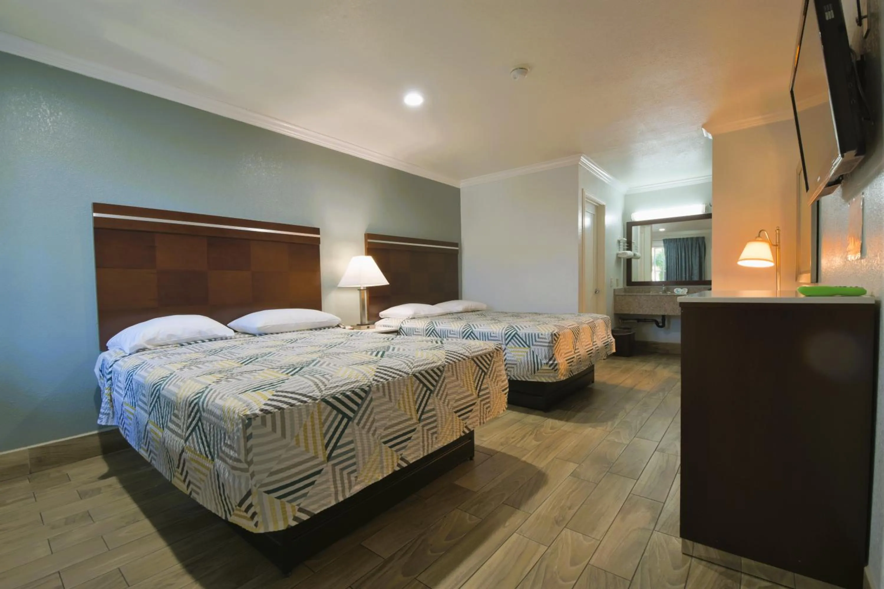 Bed in Welcome Inn Corona