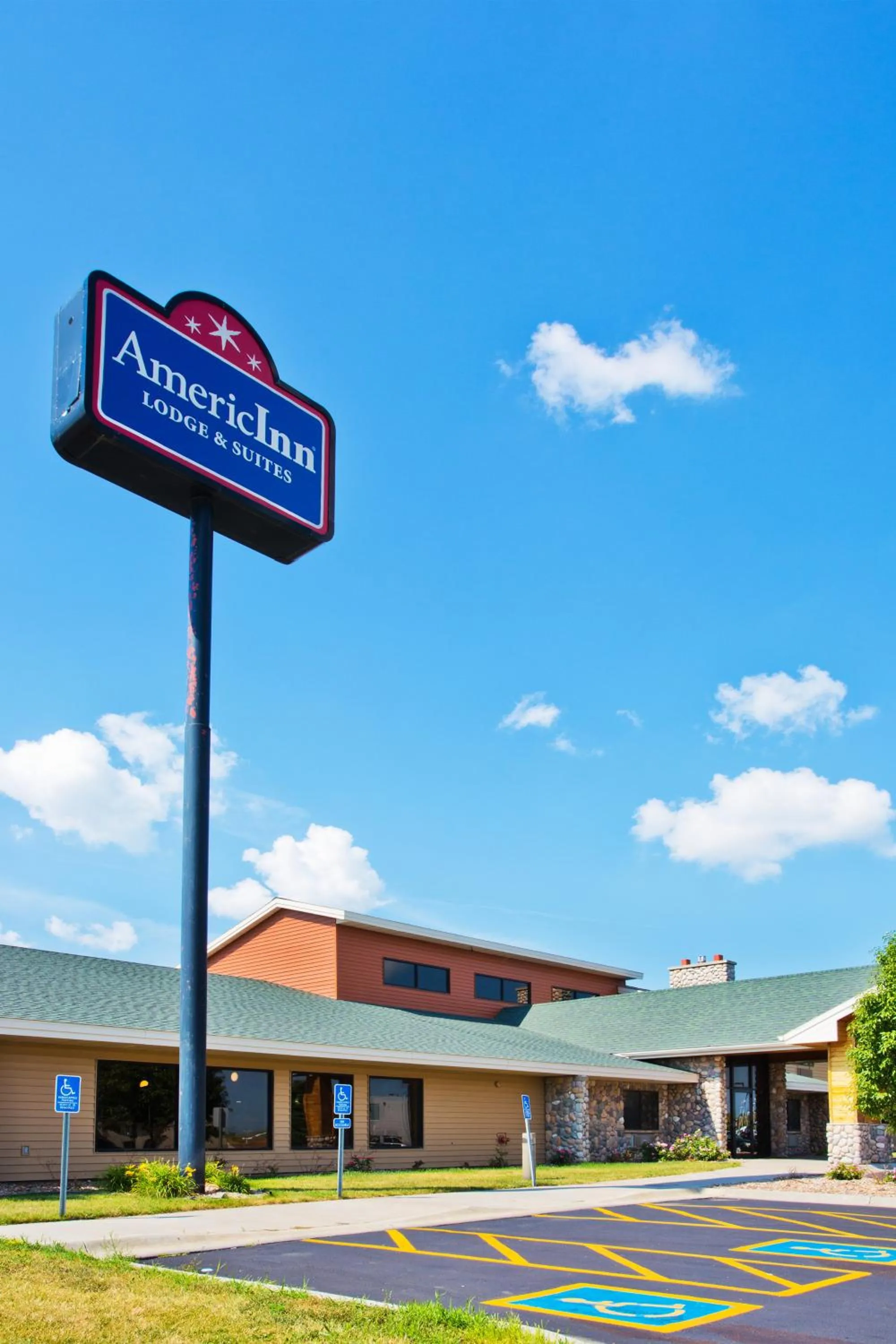 Facade/entrance in AmericInn by Wyndham Lincoln North