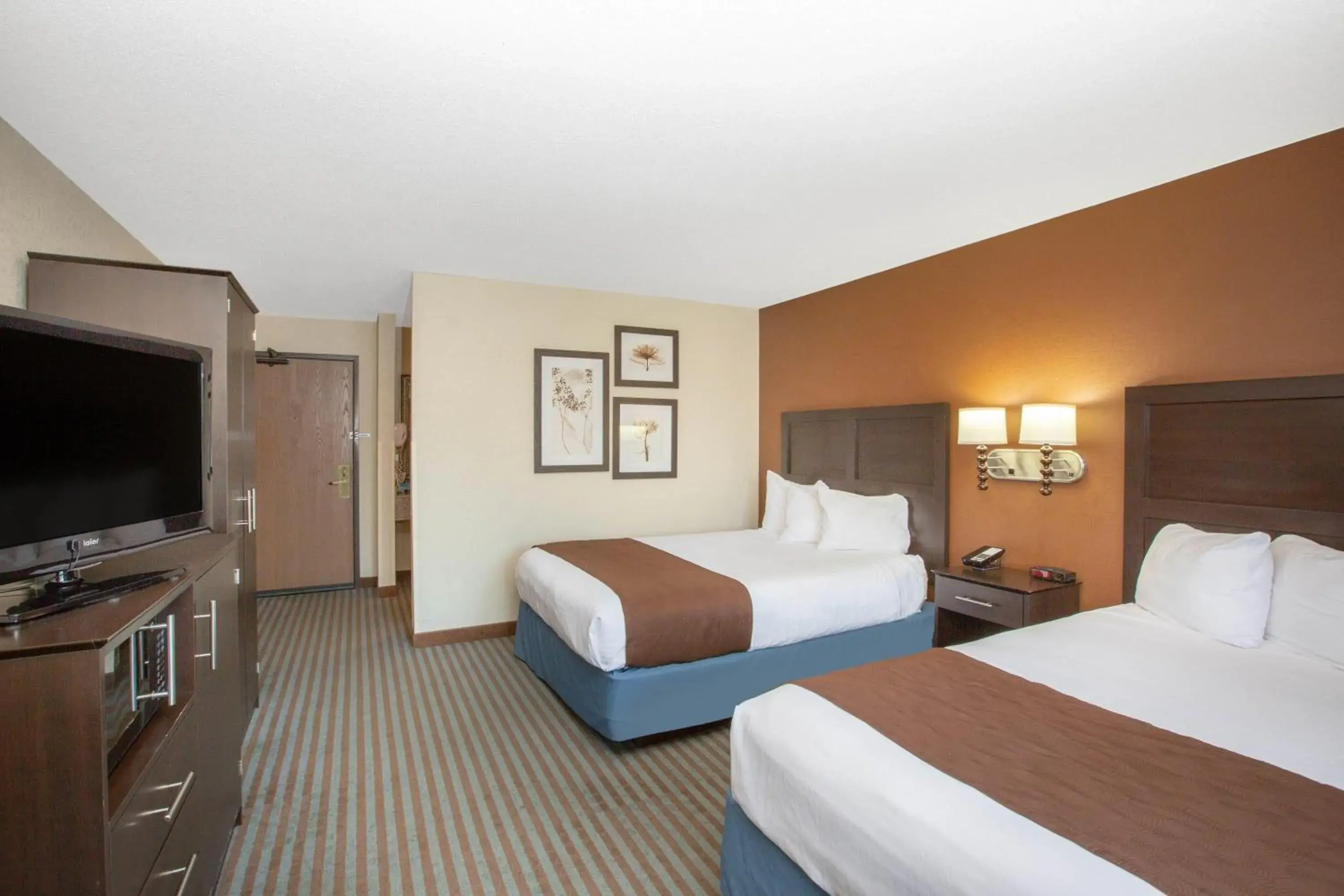 Queen Room with Two Queen Beds and Roll-In Shower - Mobility Accessible/Non-Smoking in AmericInn by Wyndham Lincoln North Queen Room with Two Queen Beds and Roll-In Shower - Mobility Accessible/Non-Smoking in AmericInn by Wyndham Lincoln North