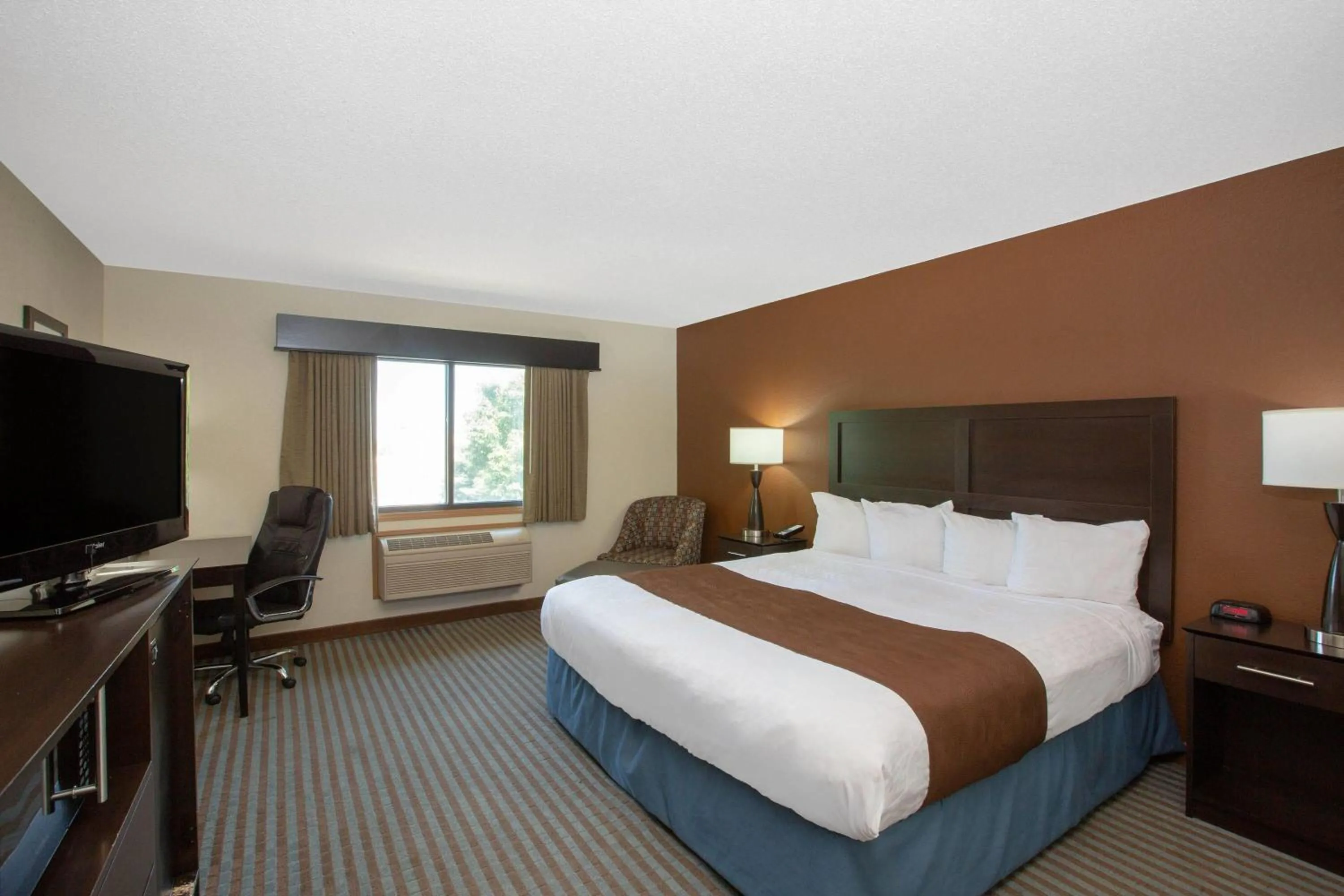 Photo of the whole room, Bed in AmericInn by Wyndham Lincoln North
